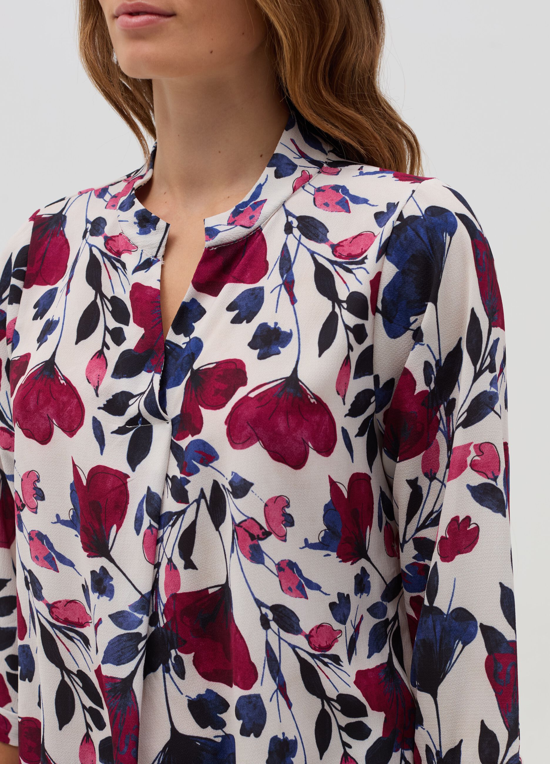 Blusa con stampa floreale e maniche a tre quarti