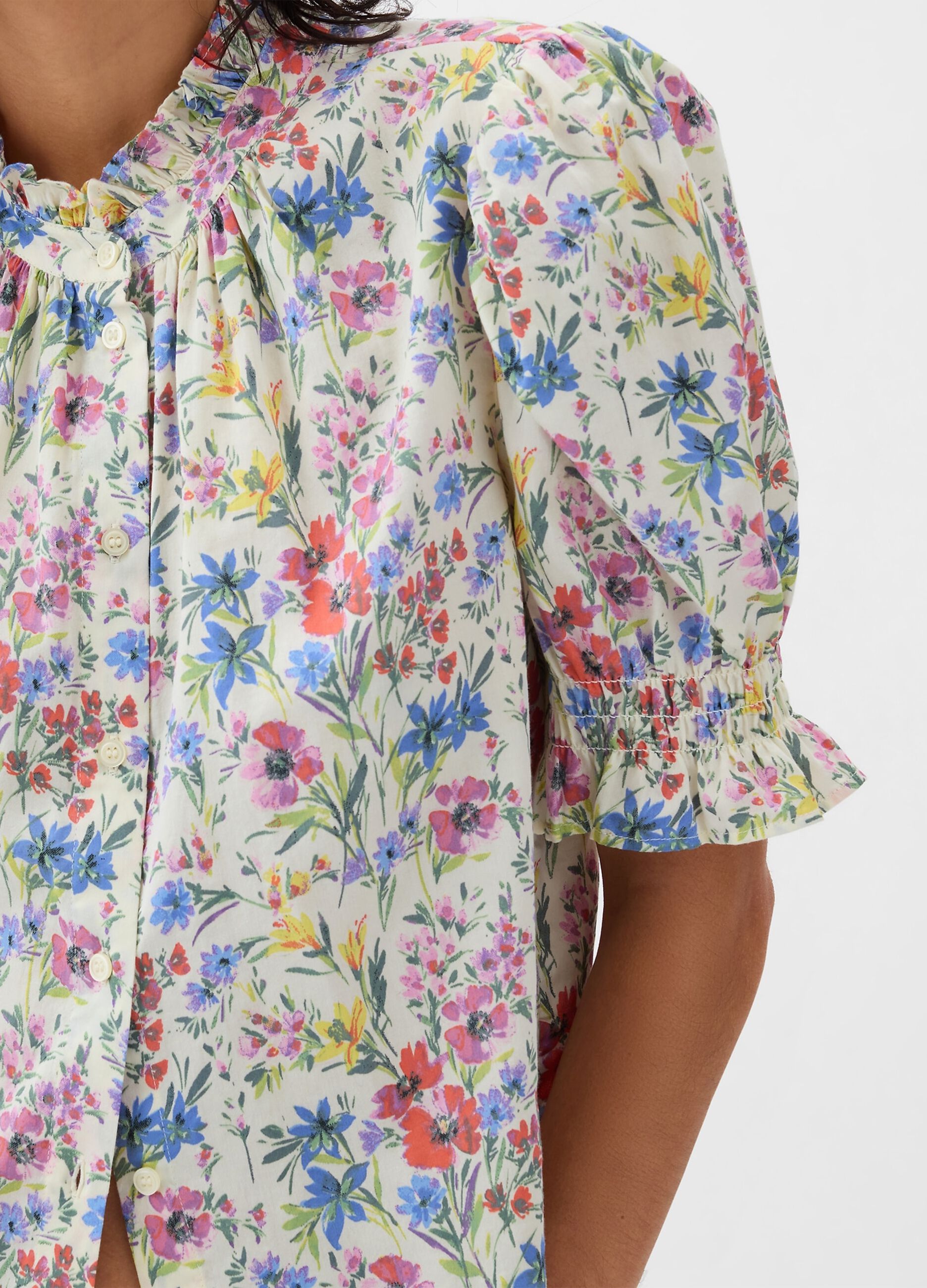 Floral blouse with puffed sleeves