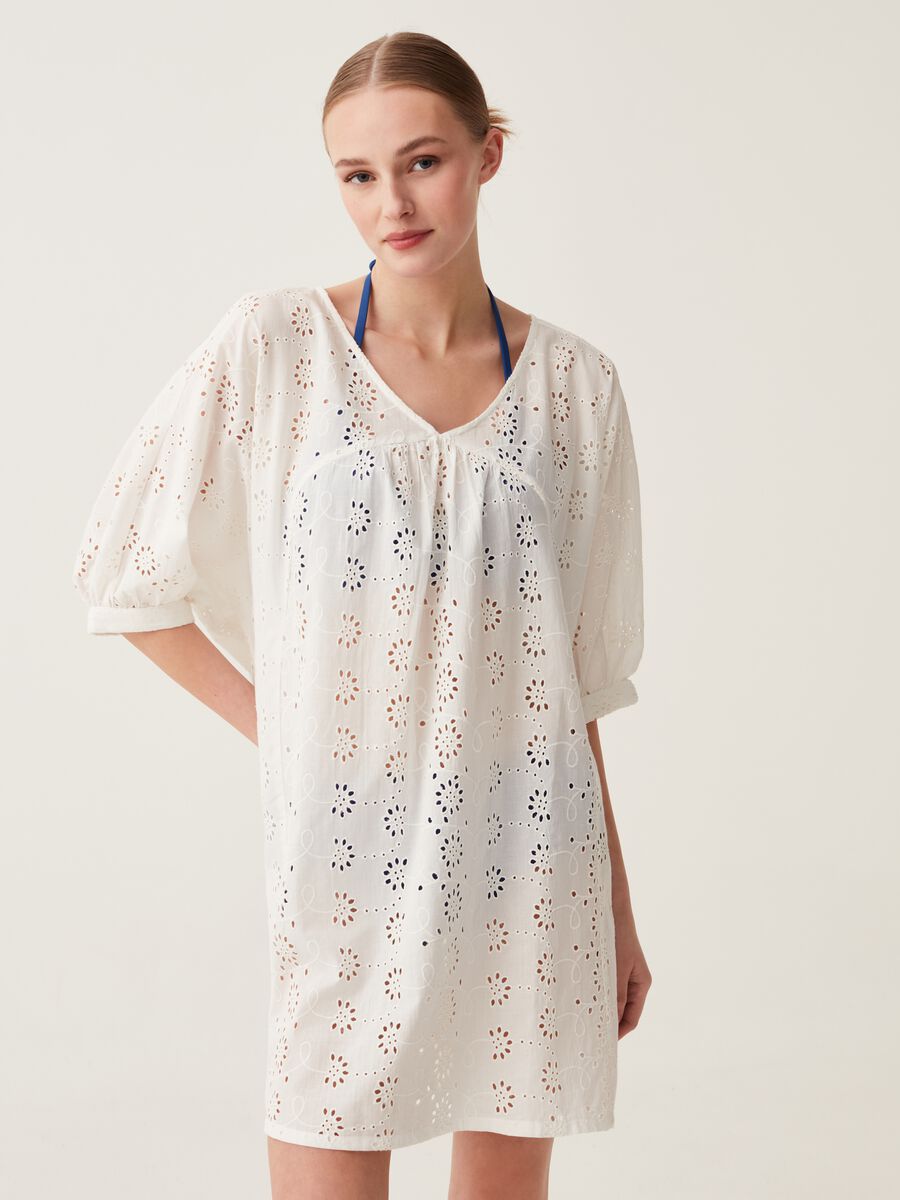 Beach cover-up in 100% cotton broderie anglaise._0