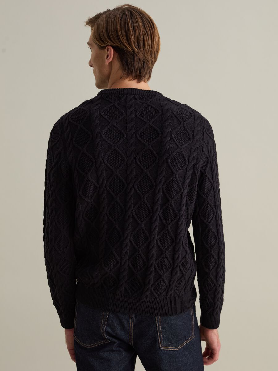 Cable-knit pullover with diamond motif_2