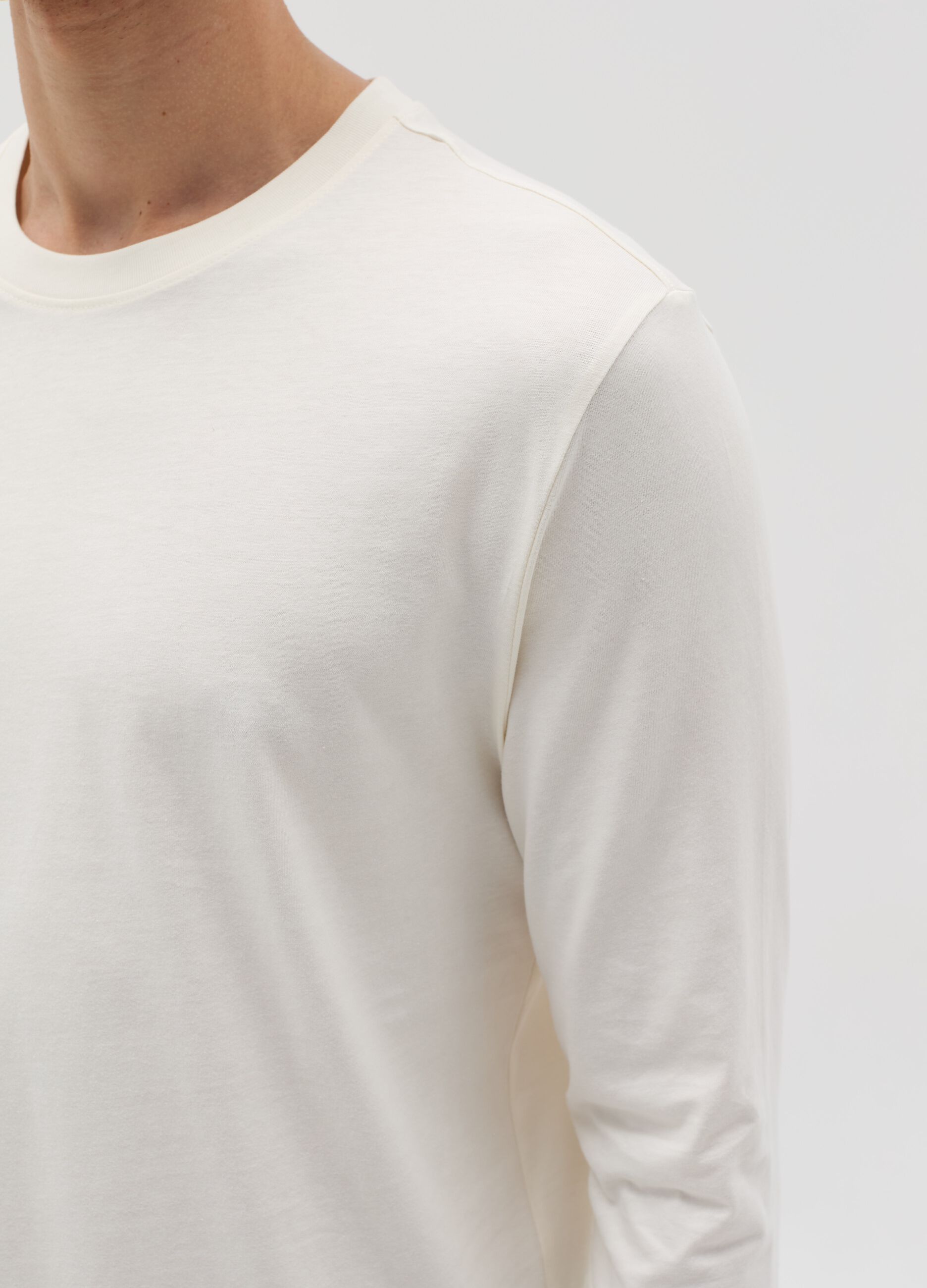 Long-sleeved T-shirt with round neck