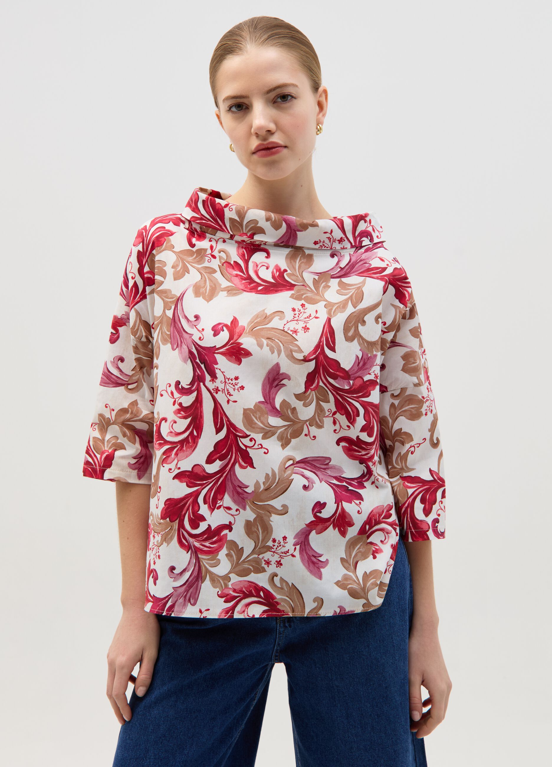 Blouse with folded collar and patterned print