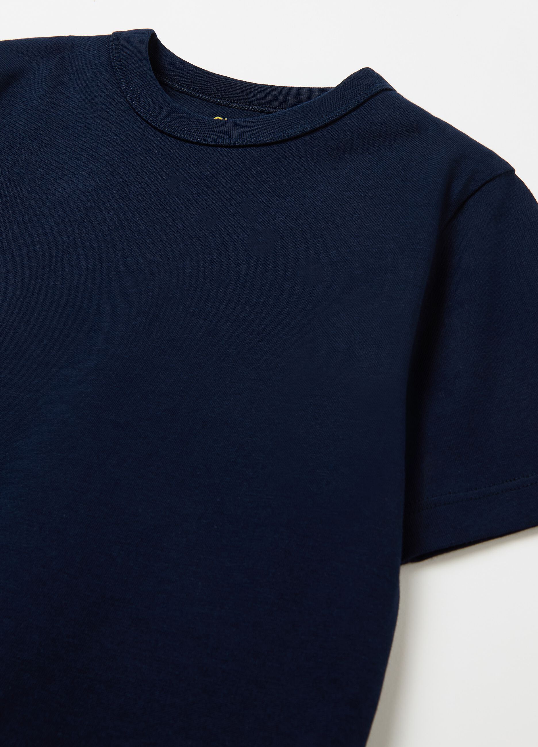 Essential solid colour T-shirt in organic cotton