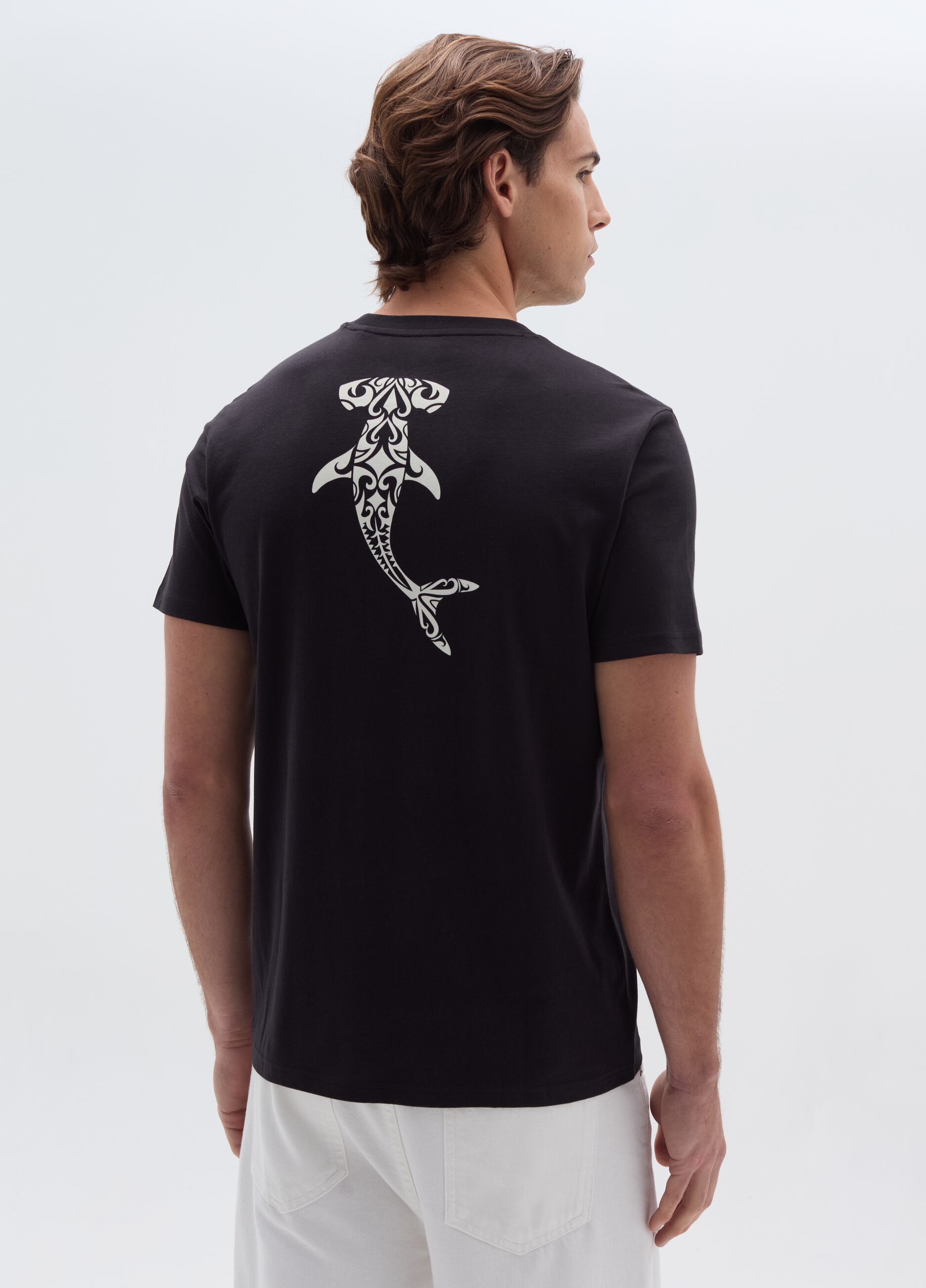 T-shirt in cotone con stampa squali