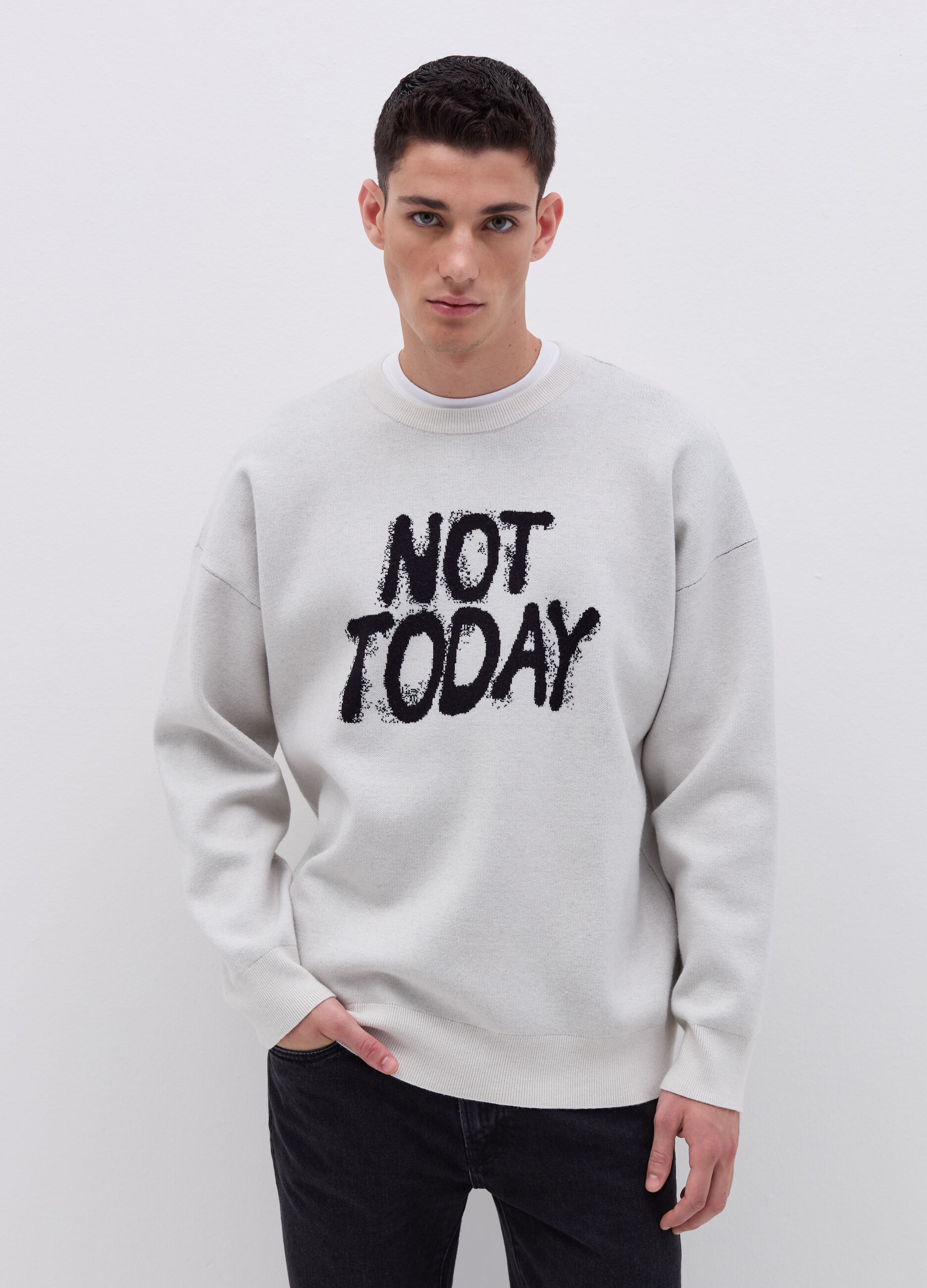 Pullover with jacquard lettering