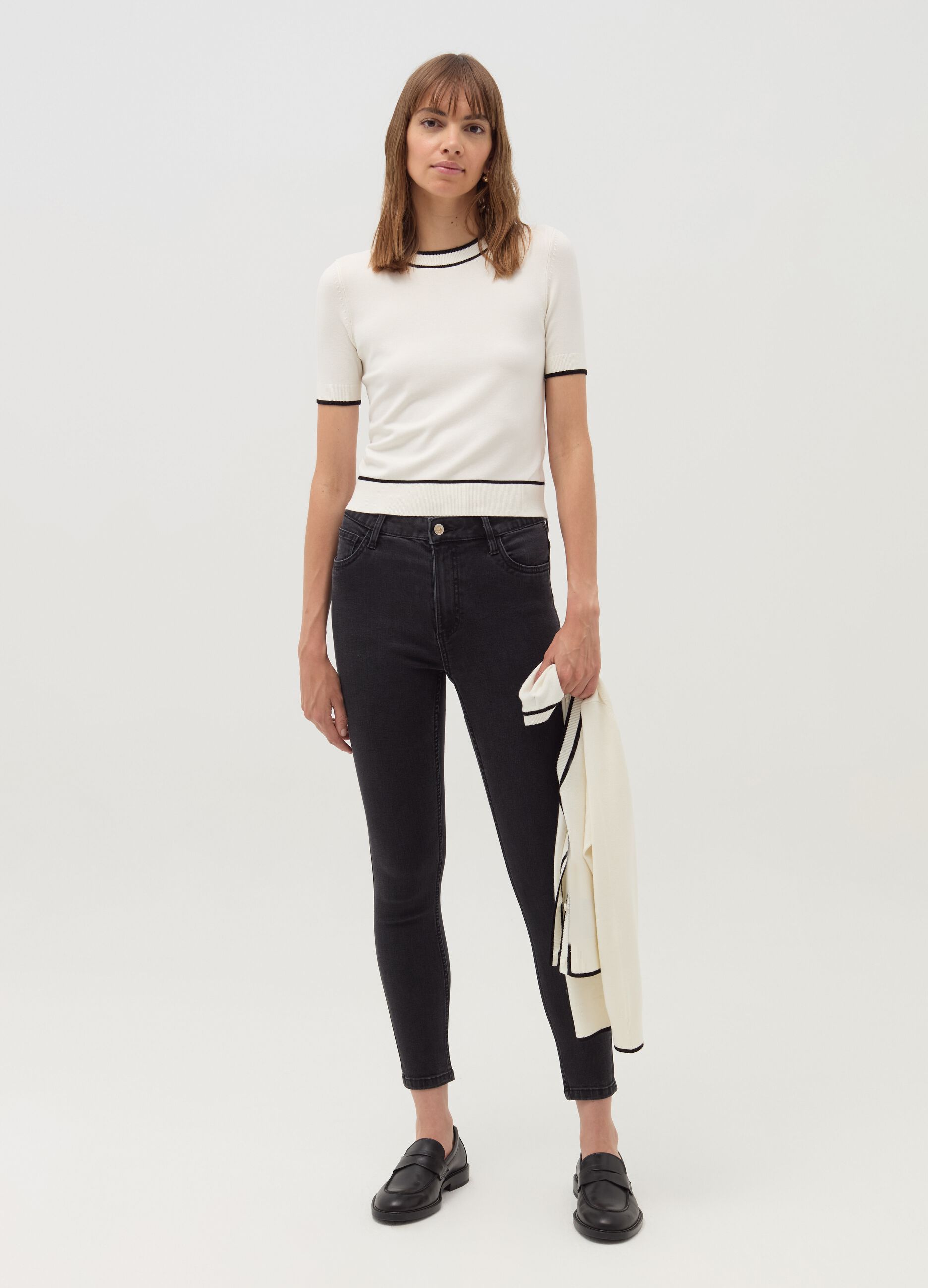 Short-sleeved top with contrasting edges