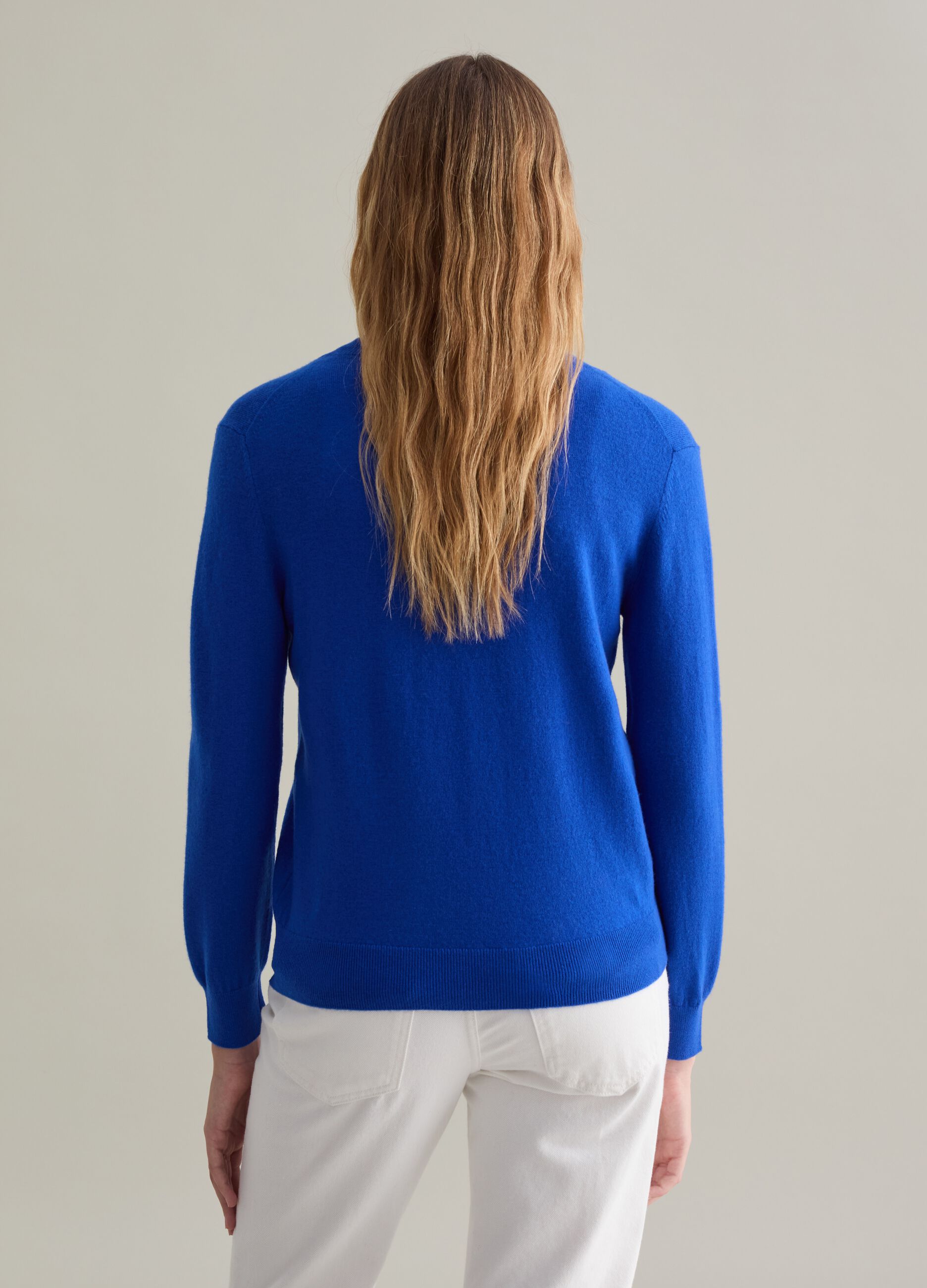 V-neck pullover in wool