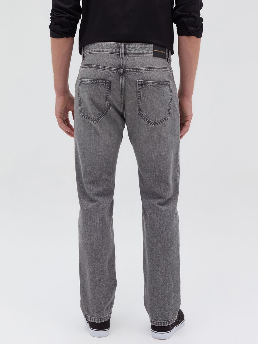 Regular fit jeans with discolouring_2