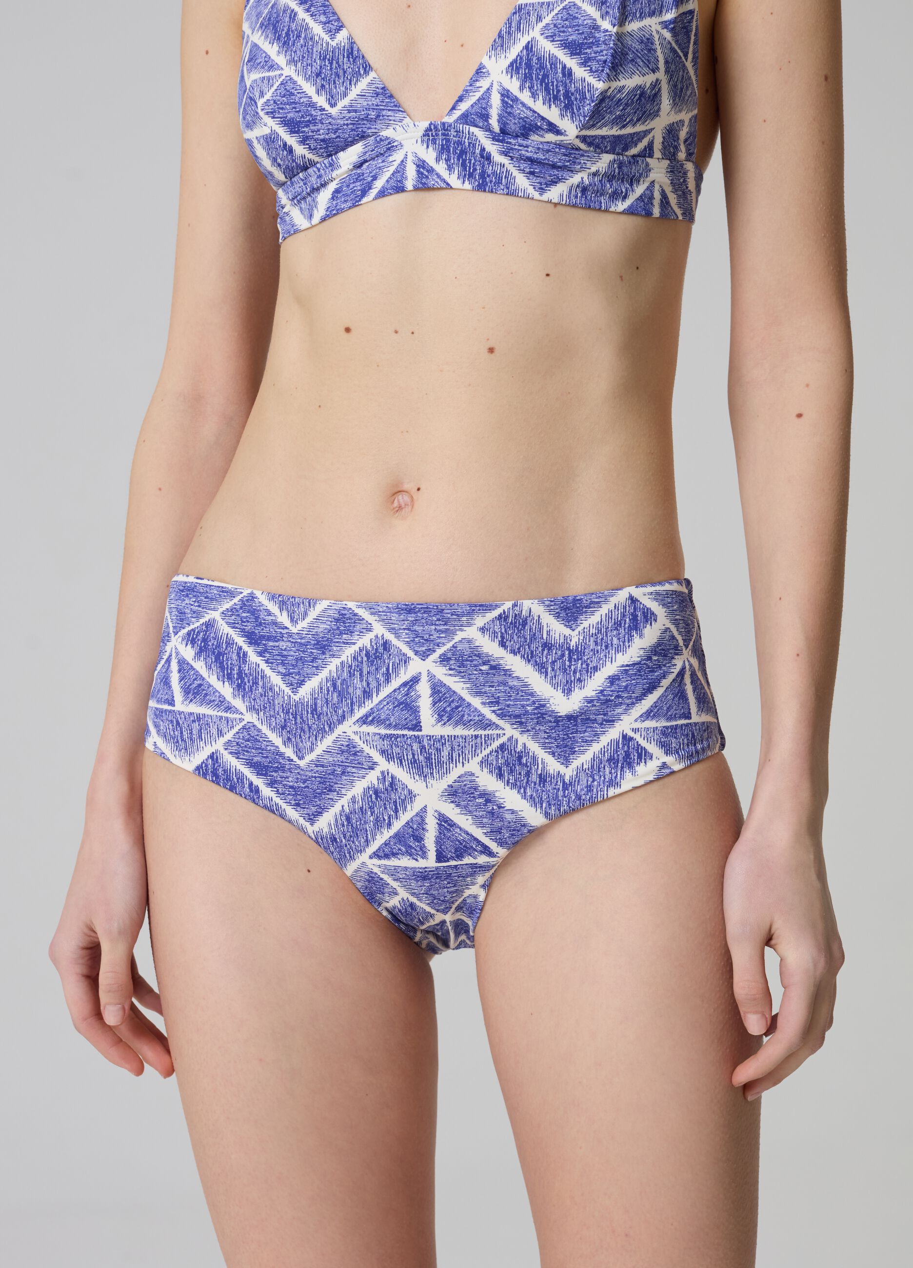 High-waist bikini bottoms with geometric print