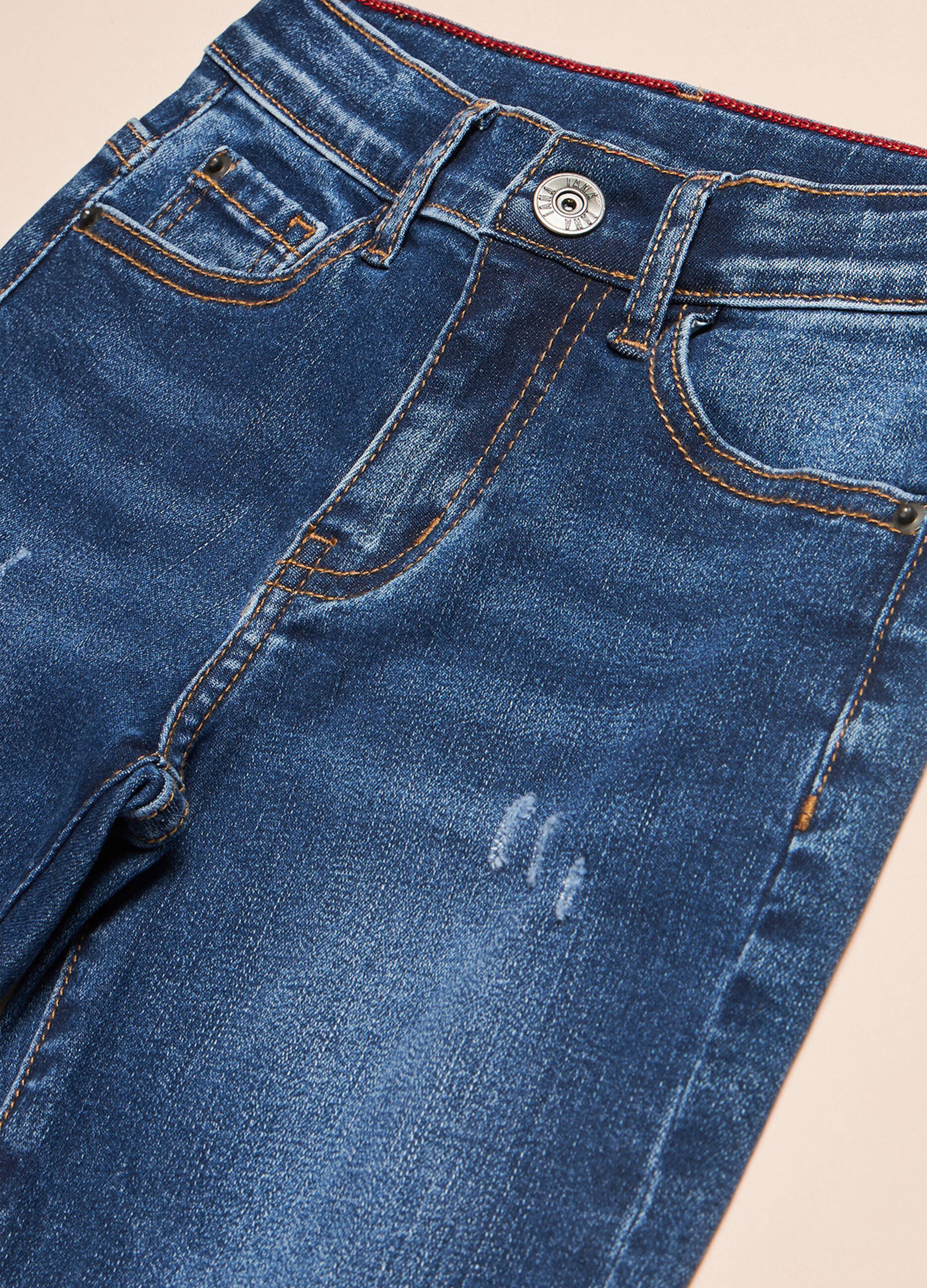 Pantaloni i denim con pinces e stampa