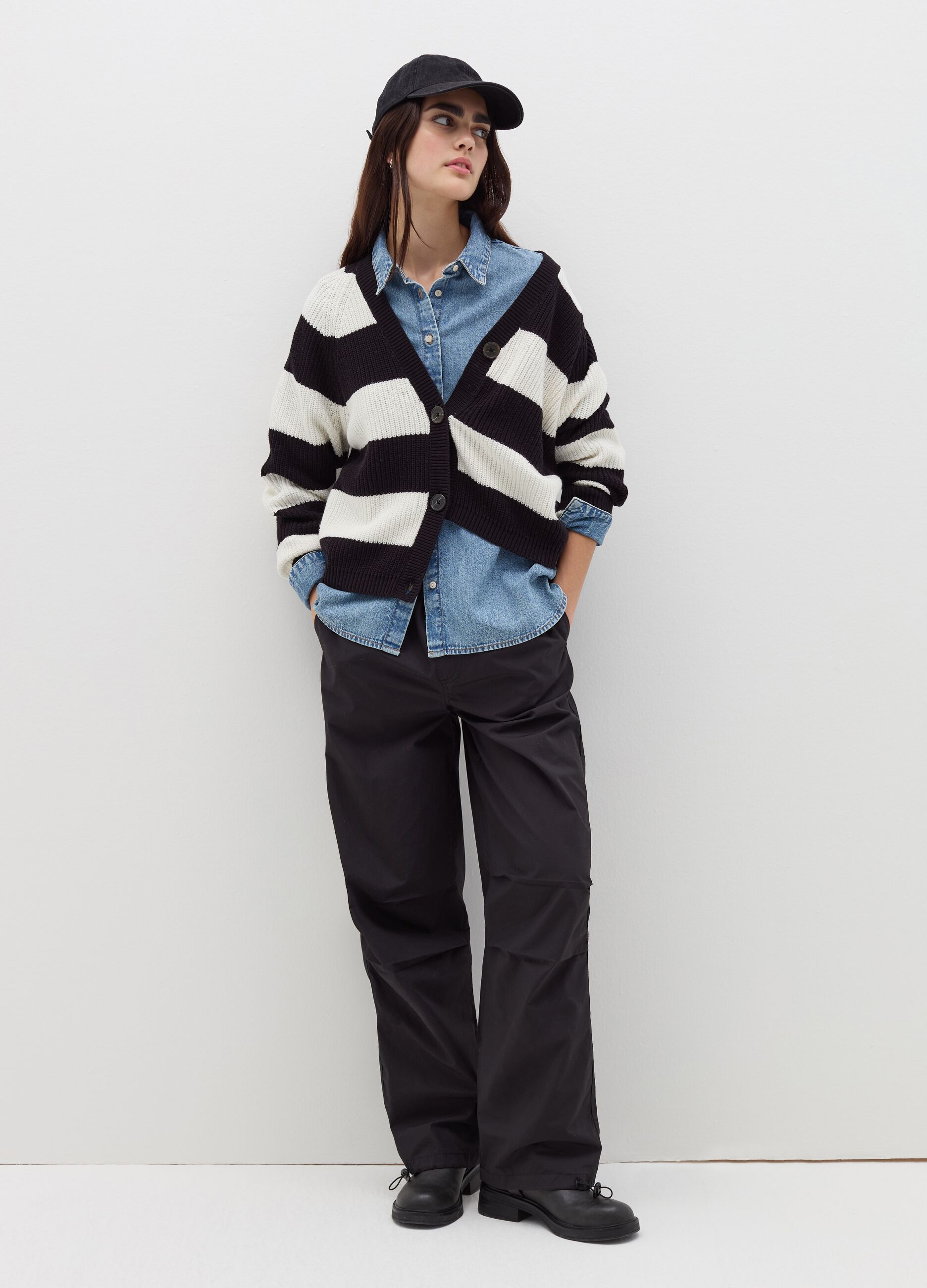 Pullover with striped pattern and V neck