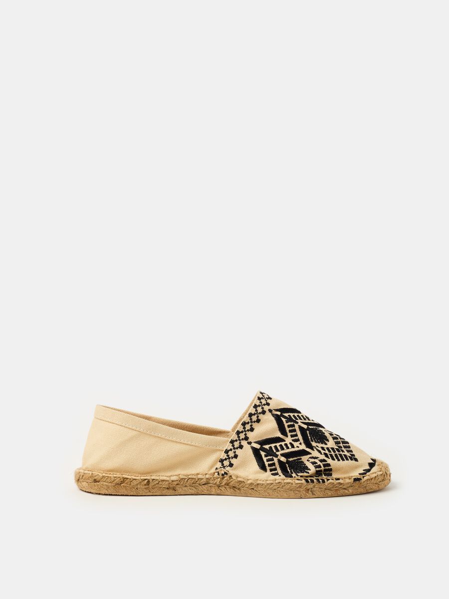 Espadrilles with ethnic embroidery_0