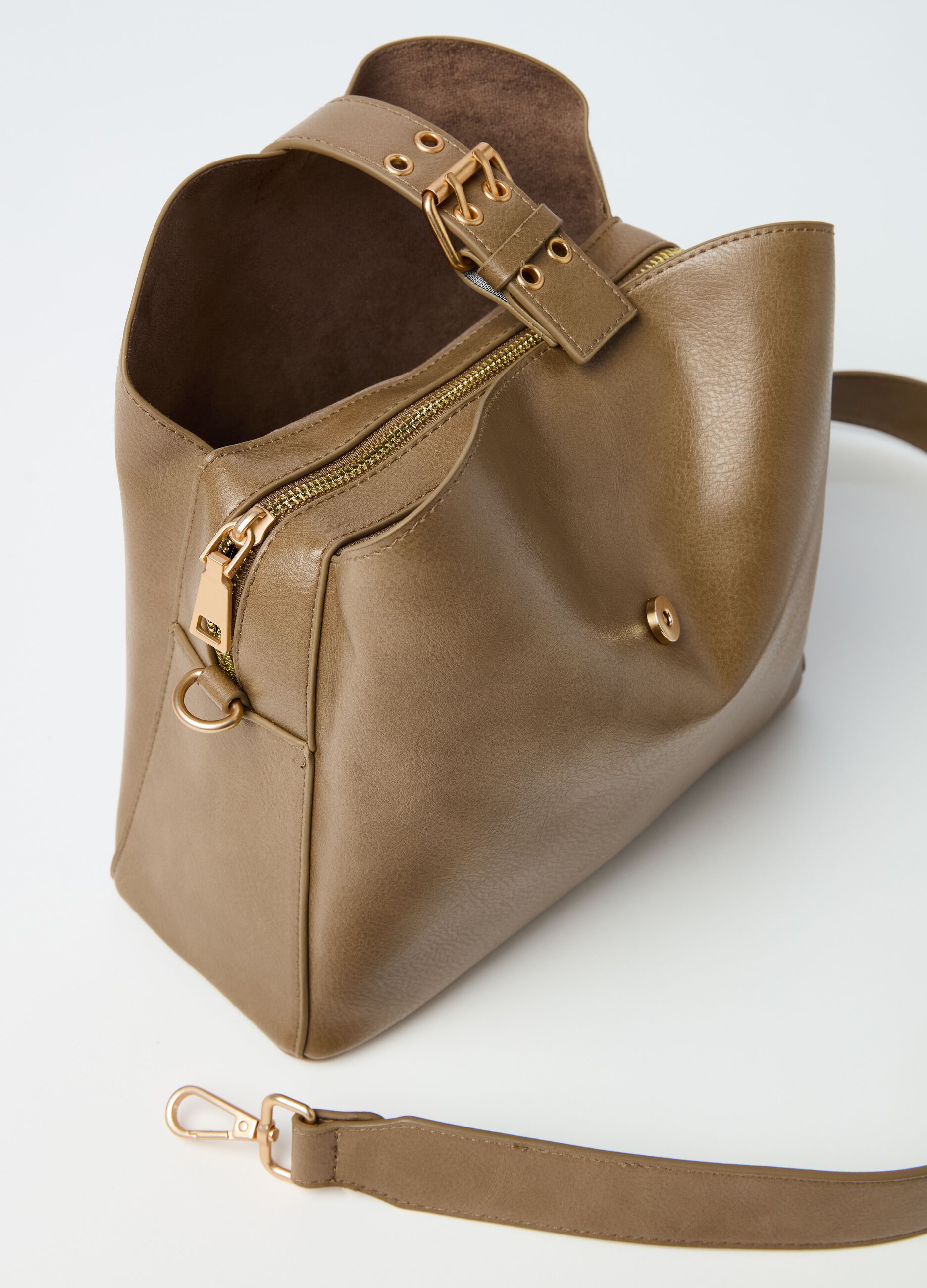 Bucket bag with external pockets