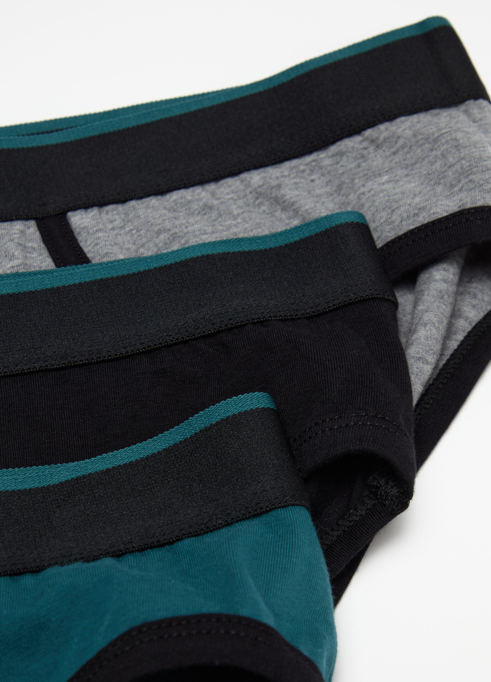 Three-pack briefs with contrasting piping