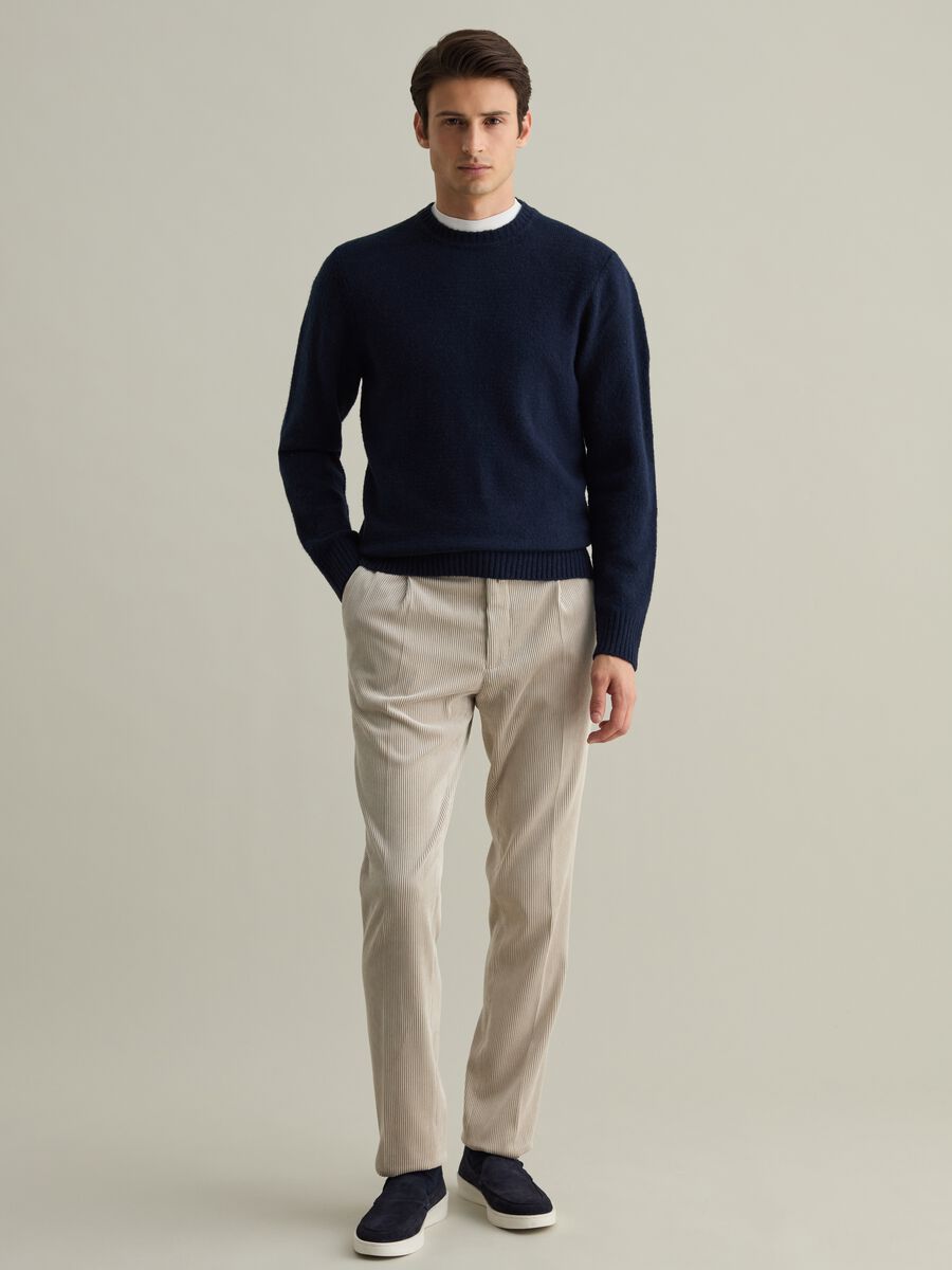 Contemporary pullover with round neck_0