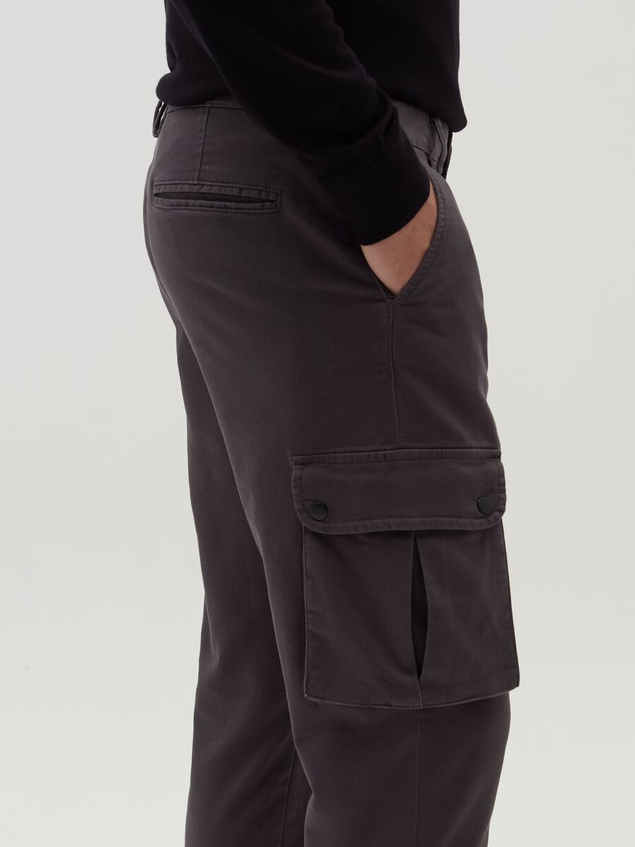 Pantalone cargo in cotone stretch_3