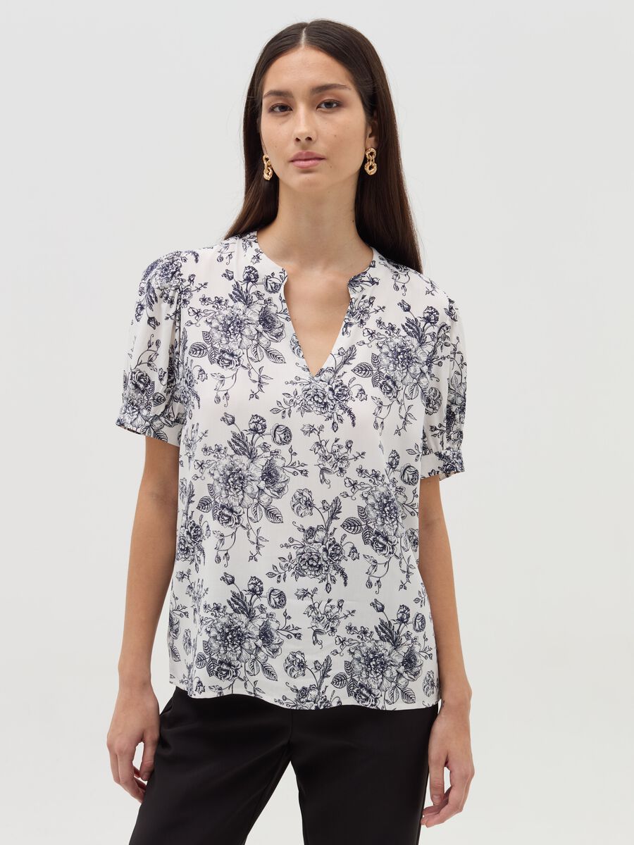 Blusa in fantasia con scollo a V_1