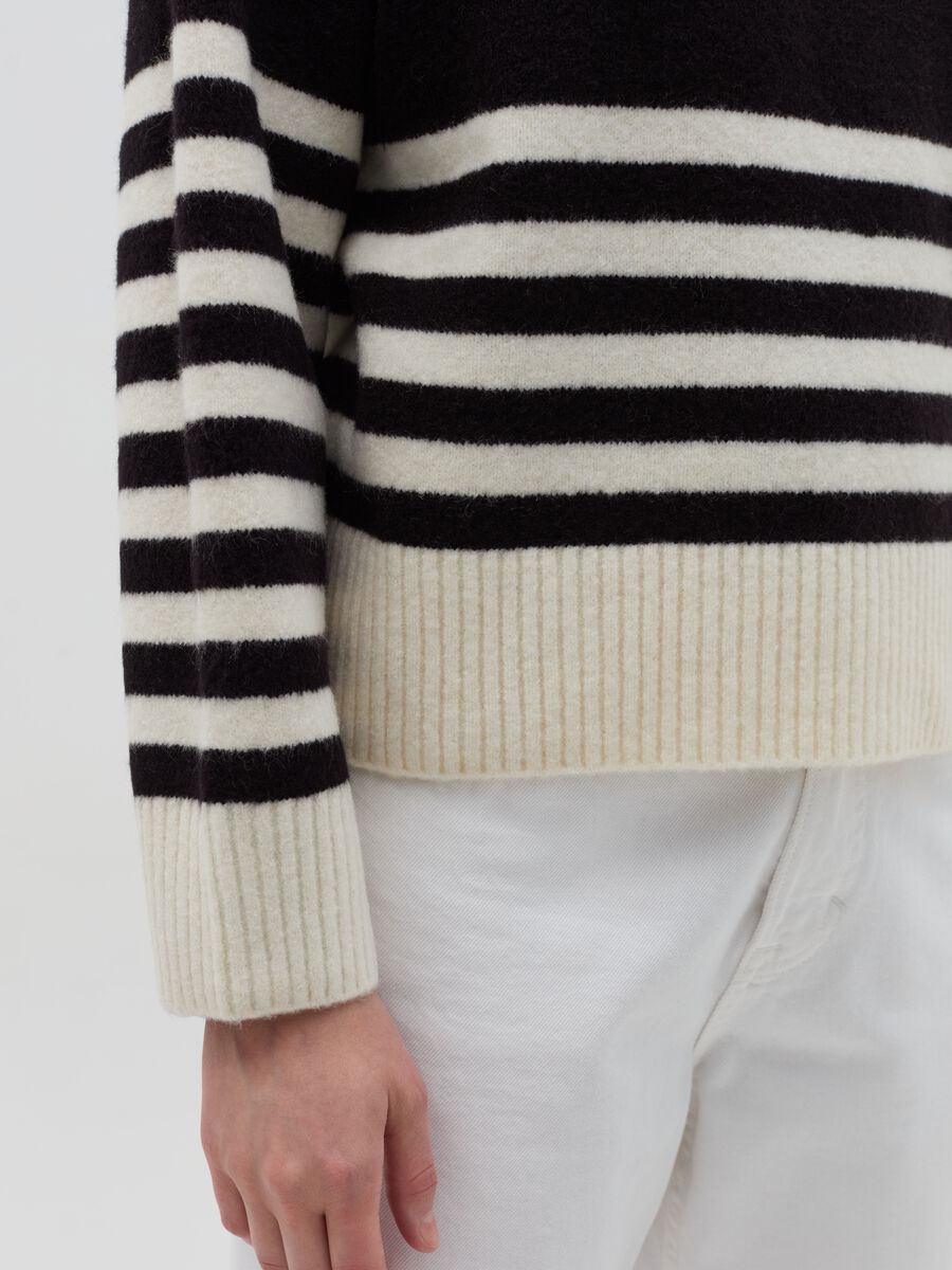 Striped high-neck pullover_3