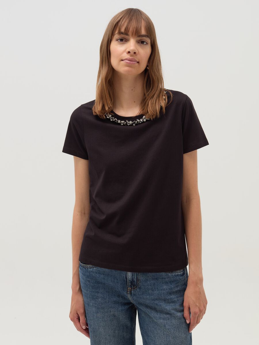 T-shirt with round neck and jewel applications_3