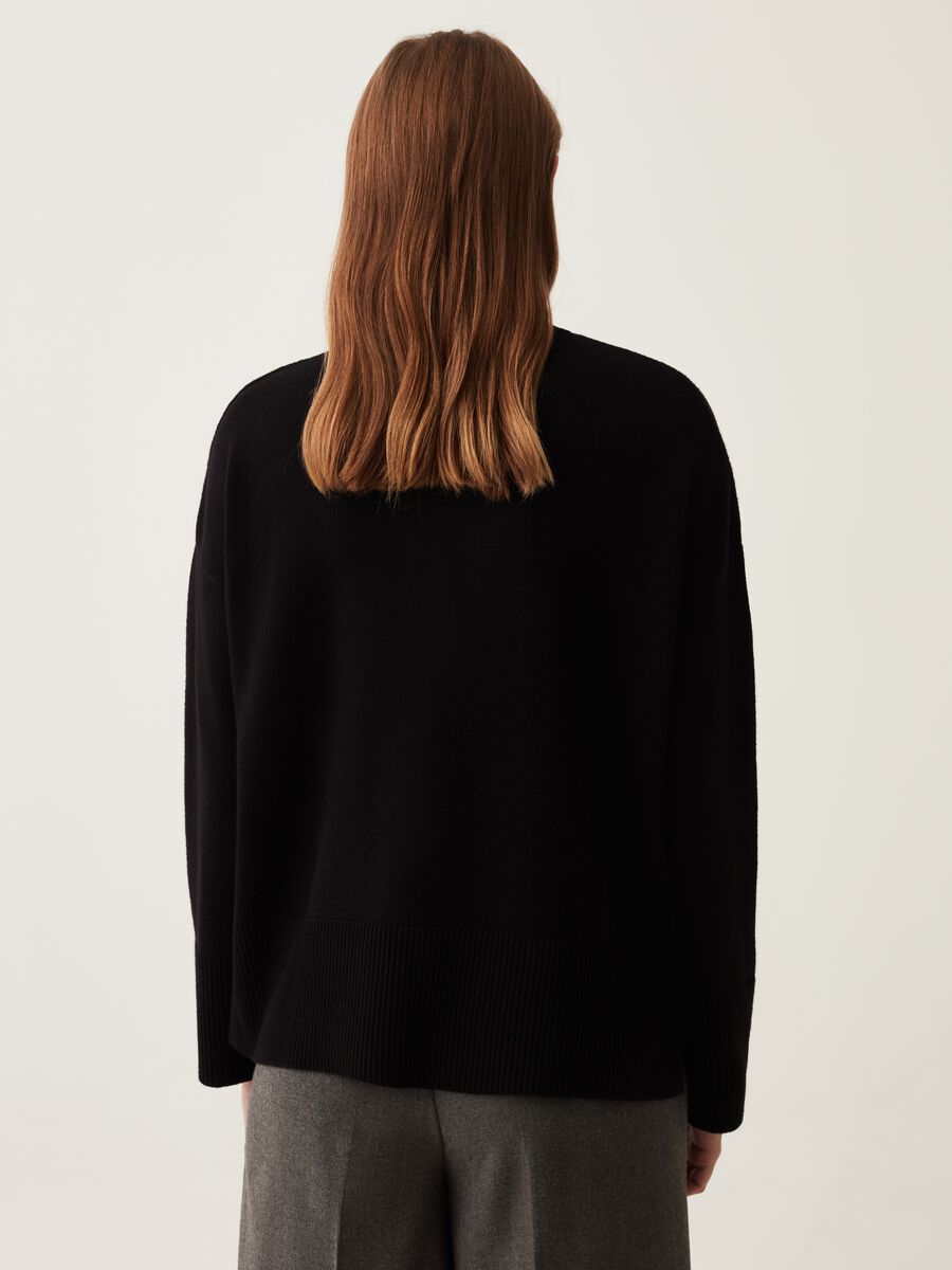 Pullover with round neck and slits_2