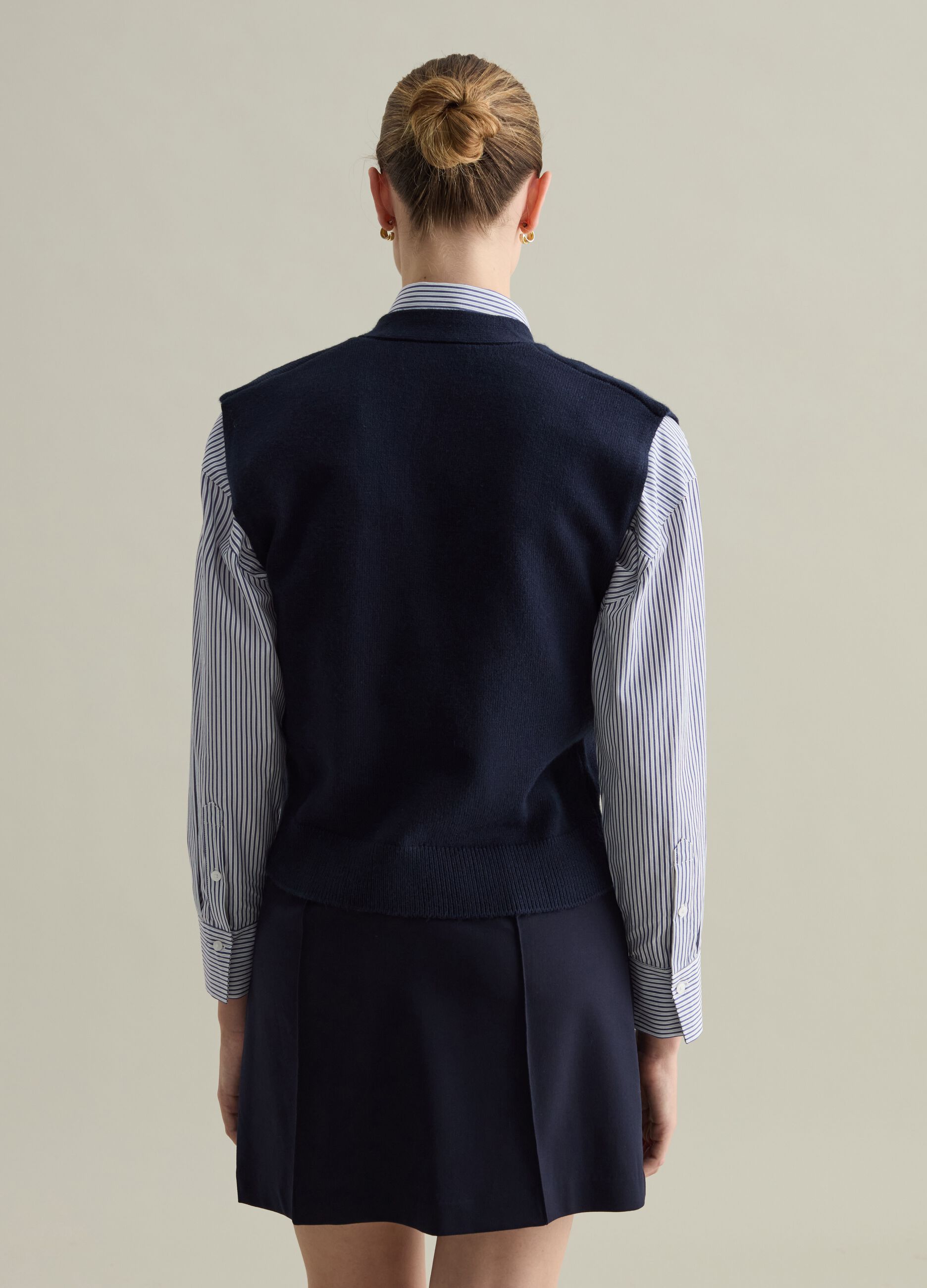 Contemporary gilet with buttons