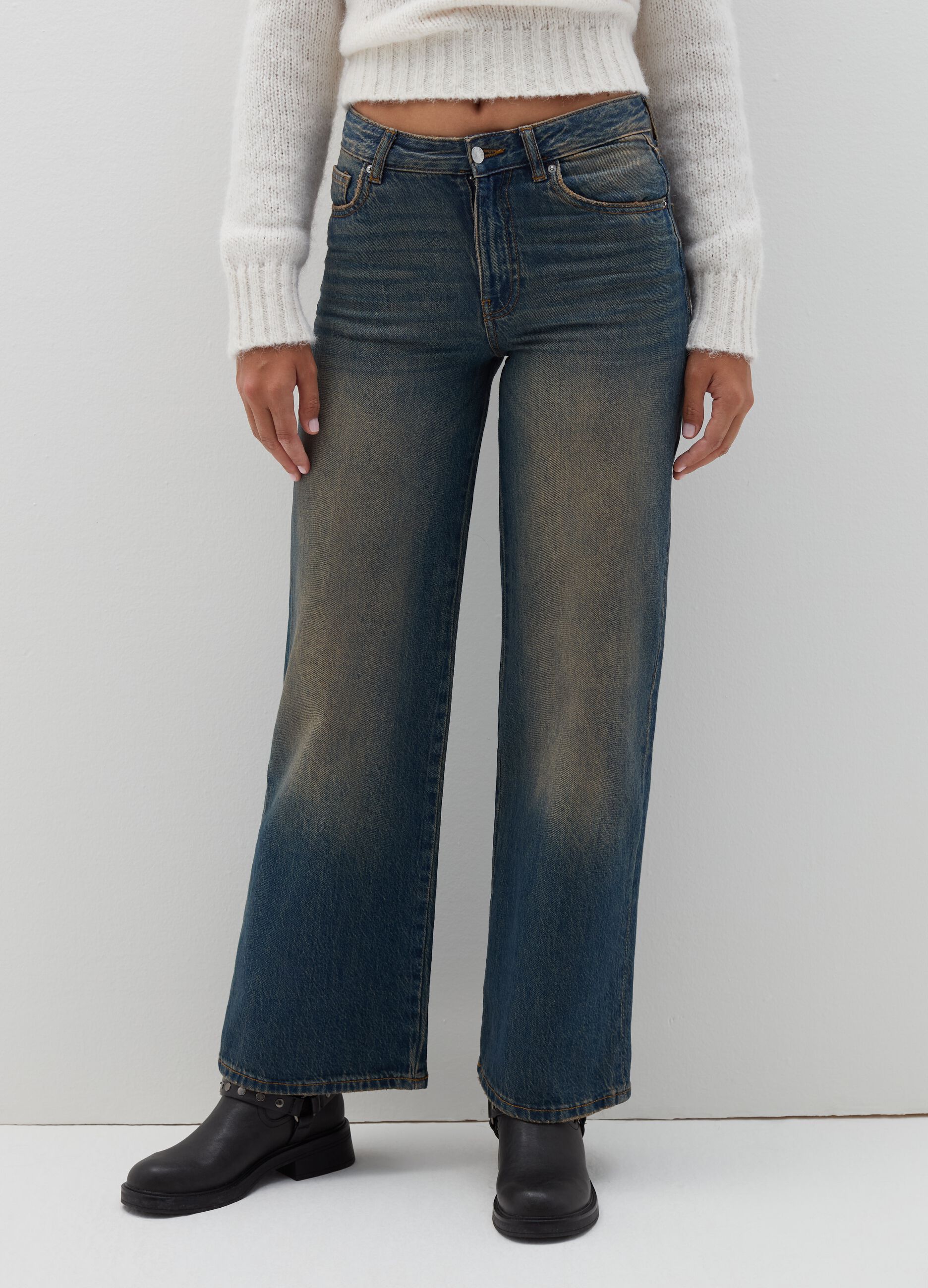 Wide-leg jeans with low waist