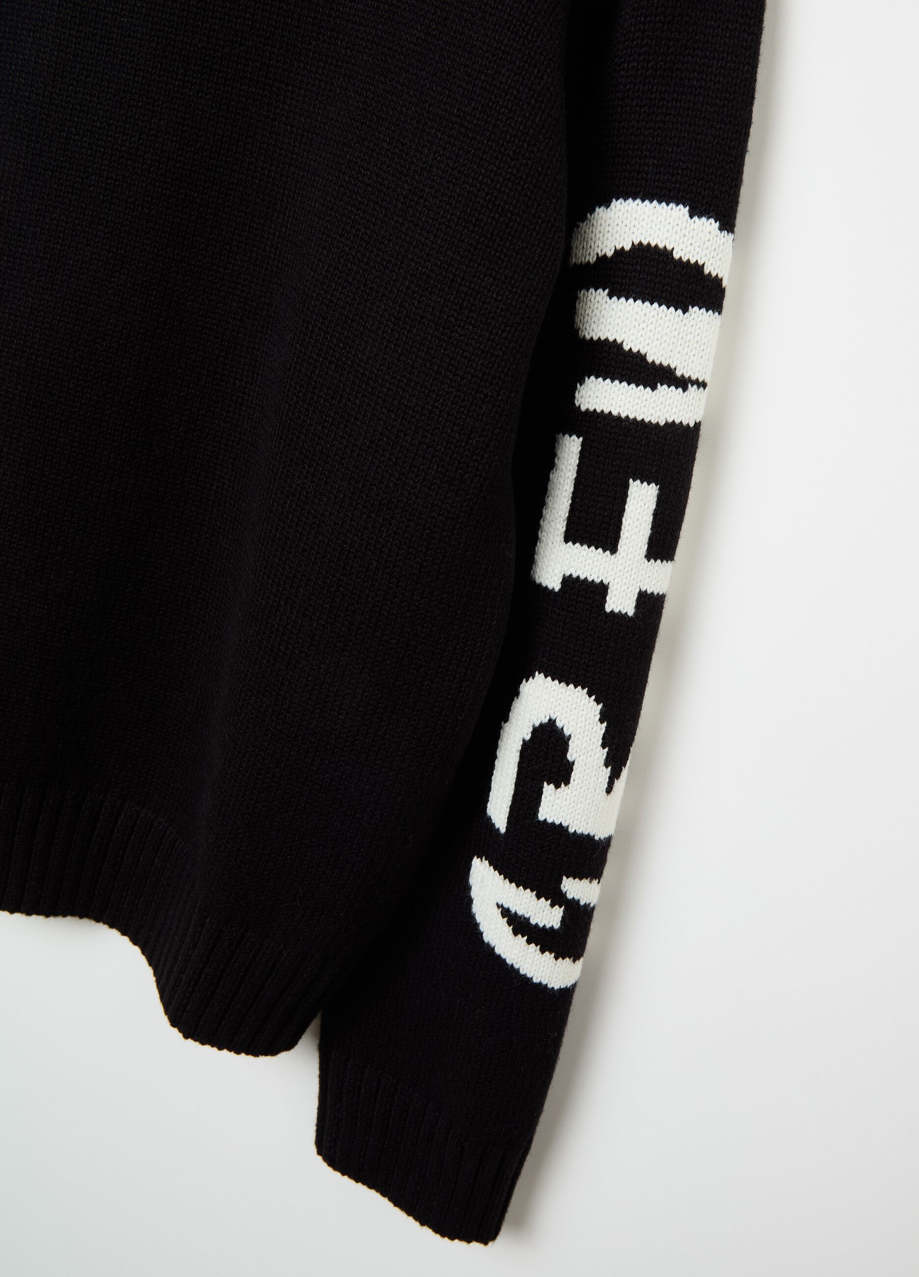 Oversized pullover with jacquard lettering