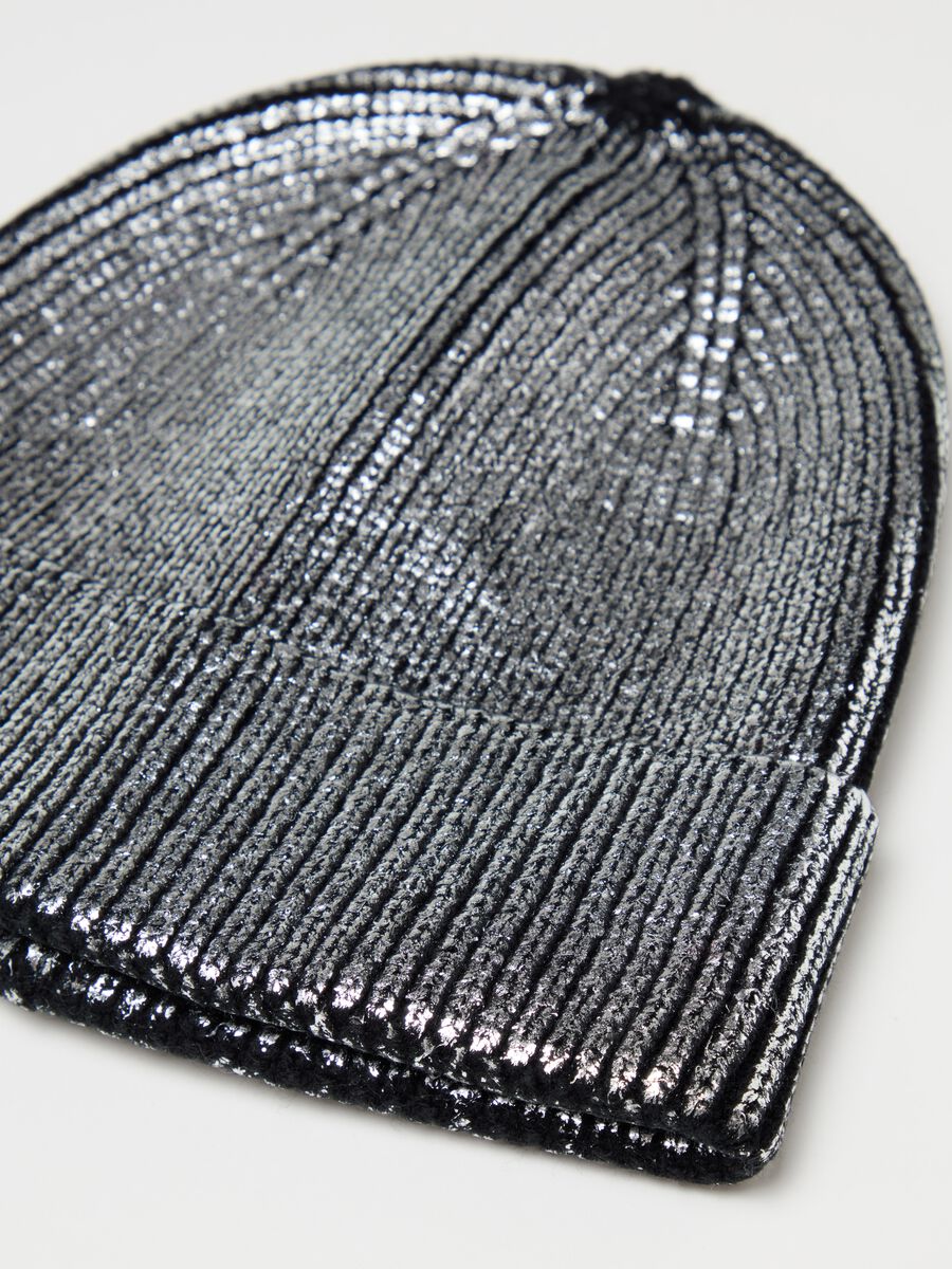 Shiny-effect knit hat_1