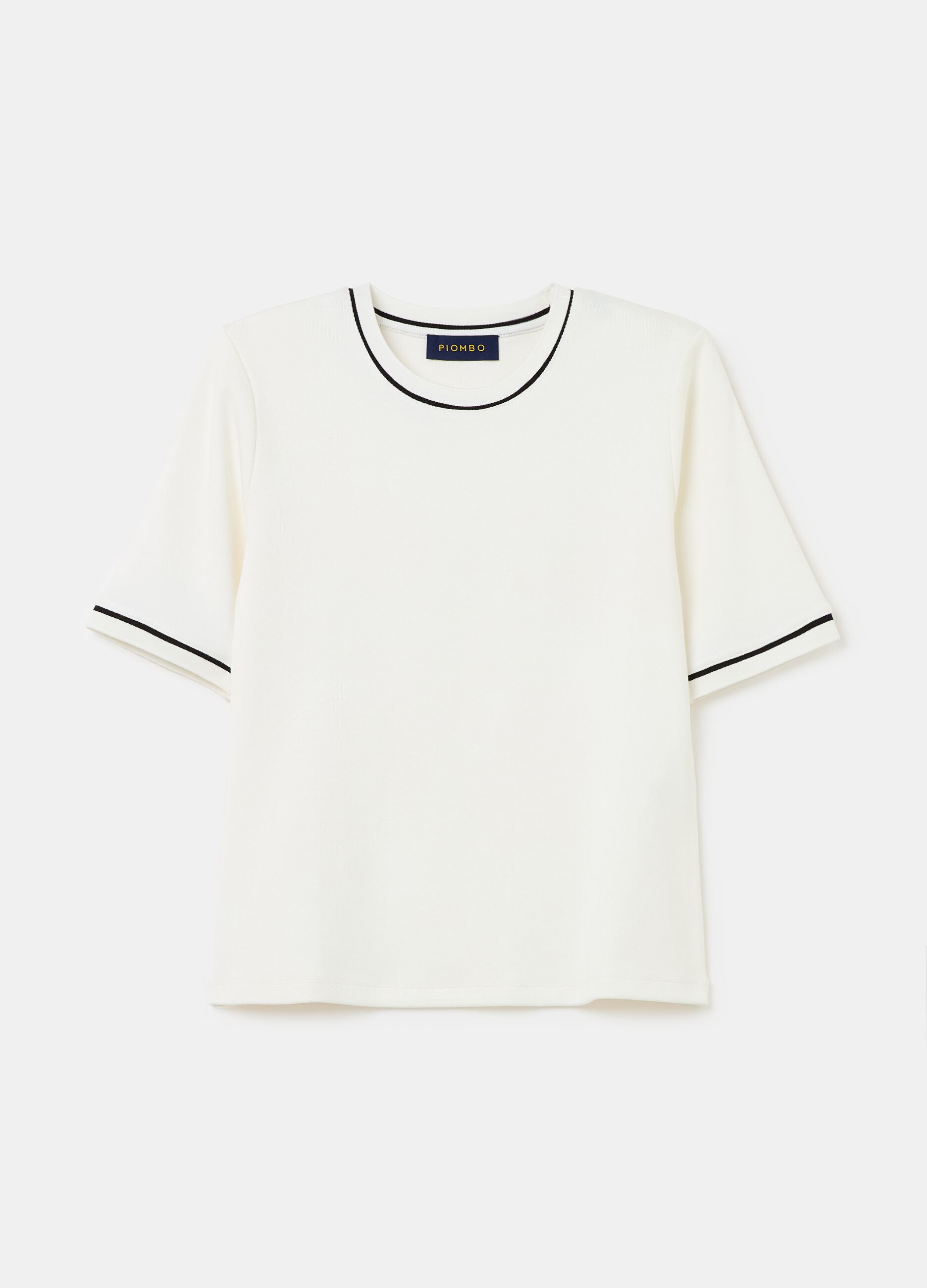 Contemporary T-shirt with contrasting piping