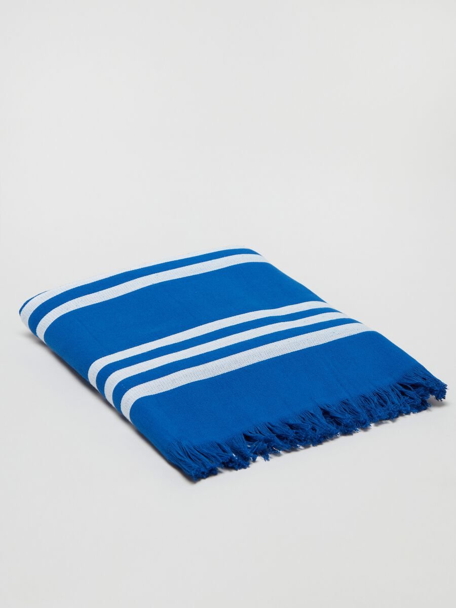 Beach towel with striped pattern._0