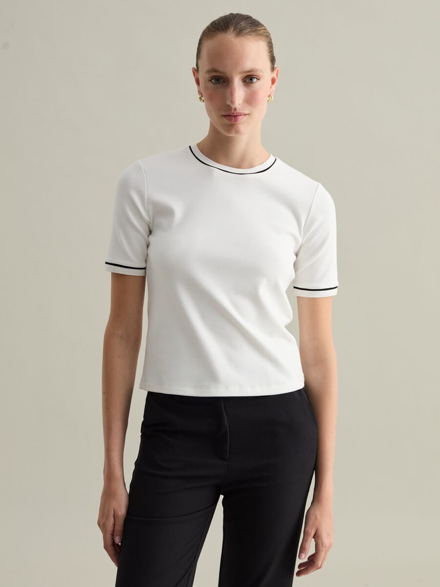 Contemporary T-shirt with contrasting piping_2