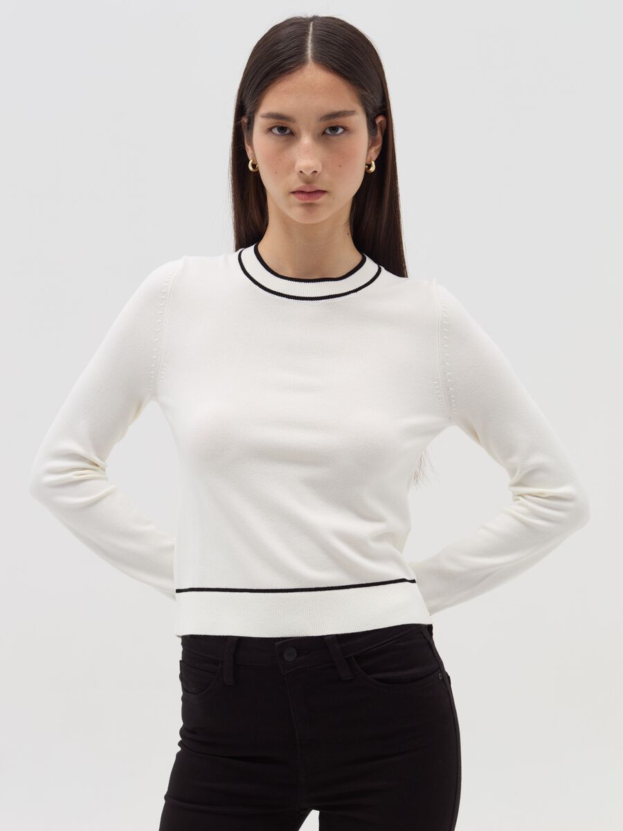 Pullover with contrasting striped edging_1