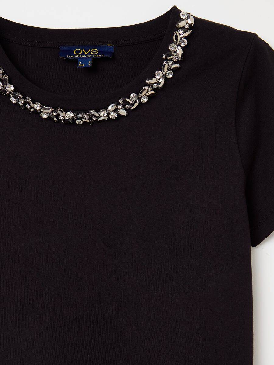 T-shirt with round neck and jewel applications_5