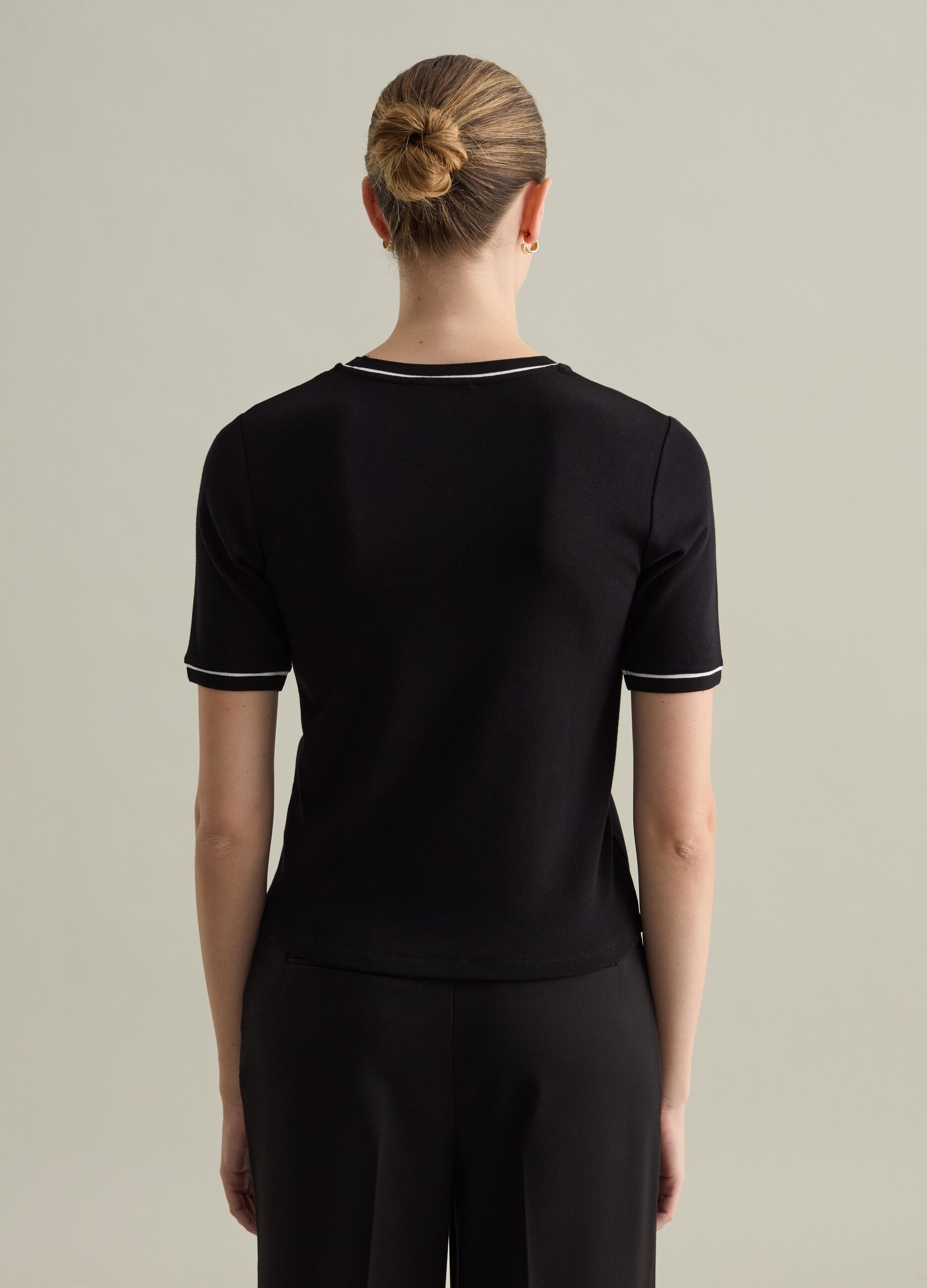 Contemporary T-shirt with contrasting piping