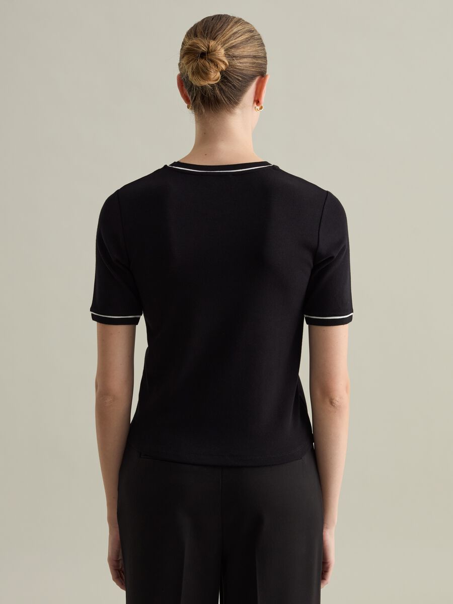 Contemporary T-shirt with contrasting piping_2