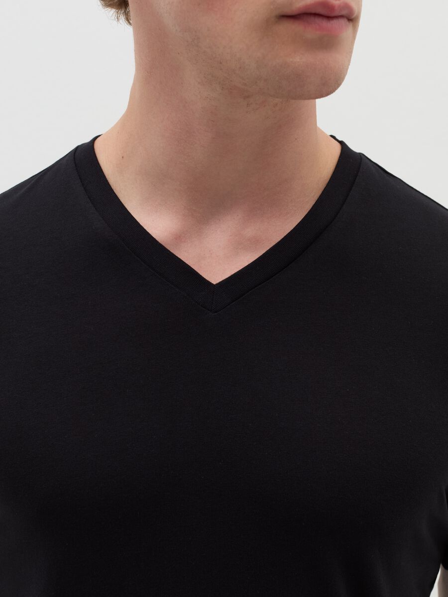 Organic cotton undershirt with V neck_3