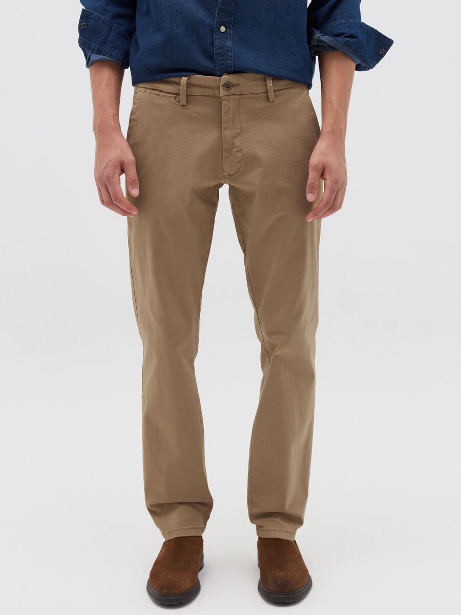 Pantalone chino regular fit in cotone stretch_1