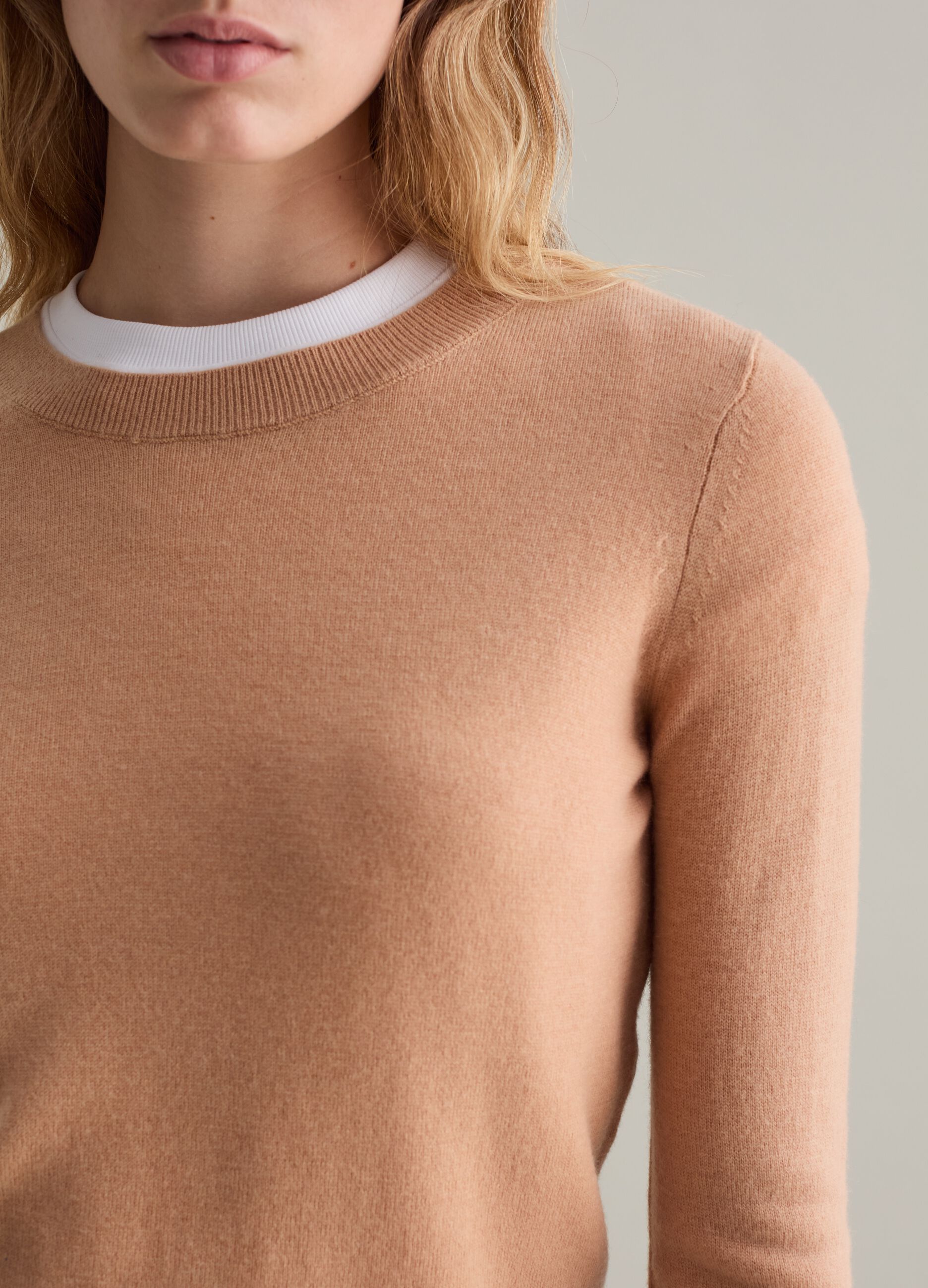 Wool pullover with round neck