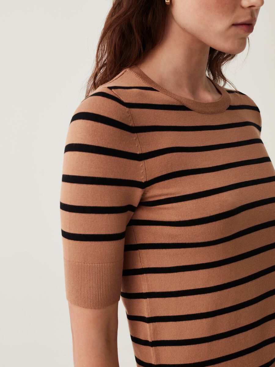 Short-sleeved top with striped pattern_3