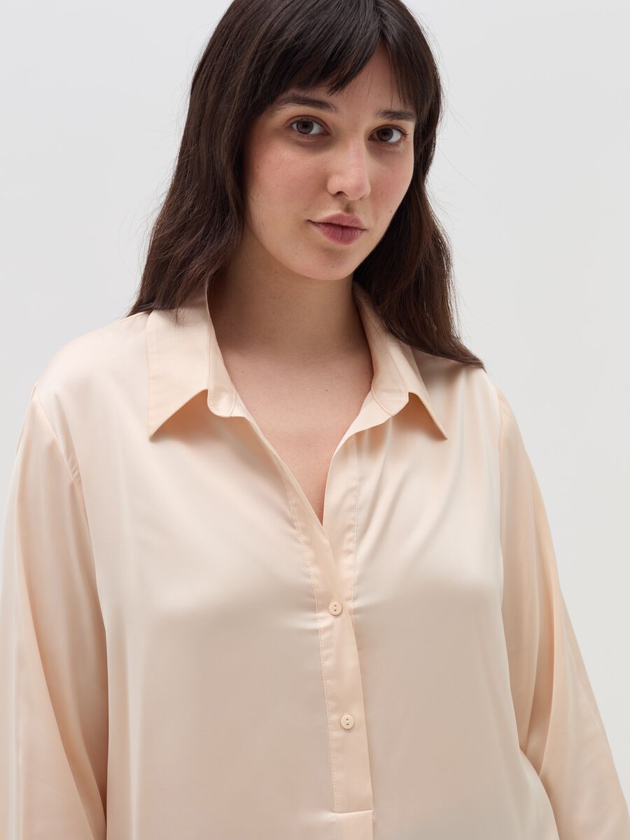 Curvy shirt in satin_3