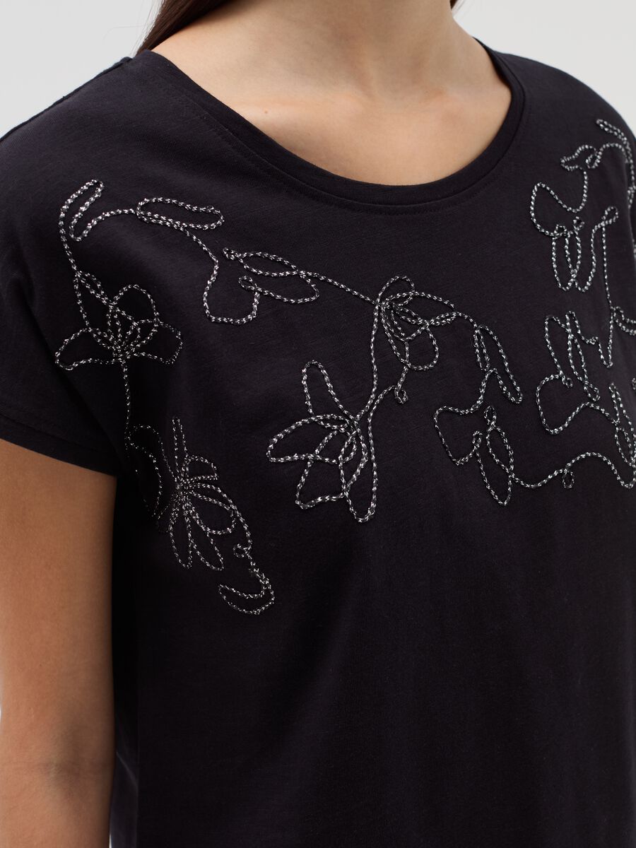 T-shirt with floral embroidery_3