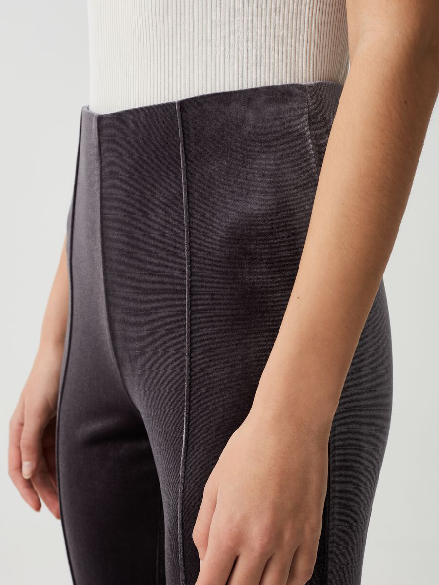 Flare-fit leggings with embossed seams_3