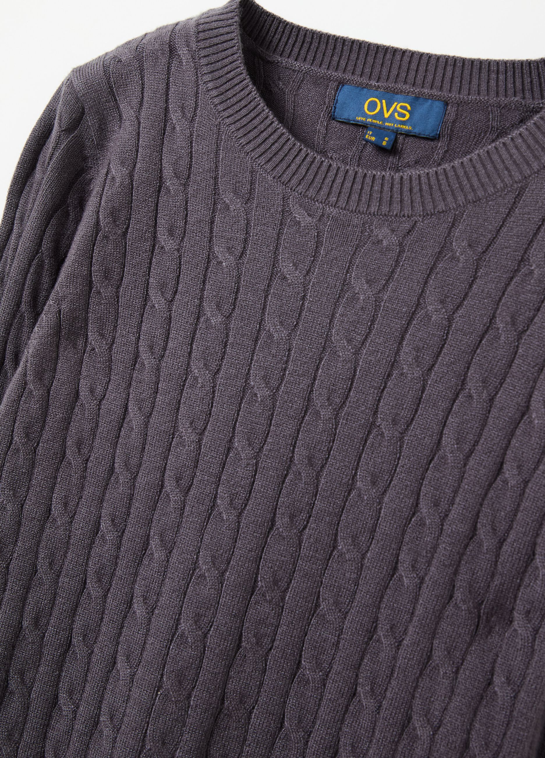 Ribbed pullover with cable-knit design