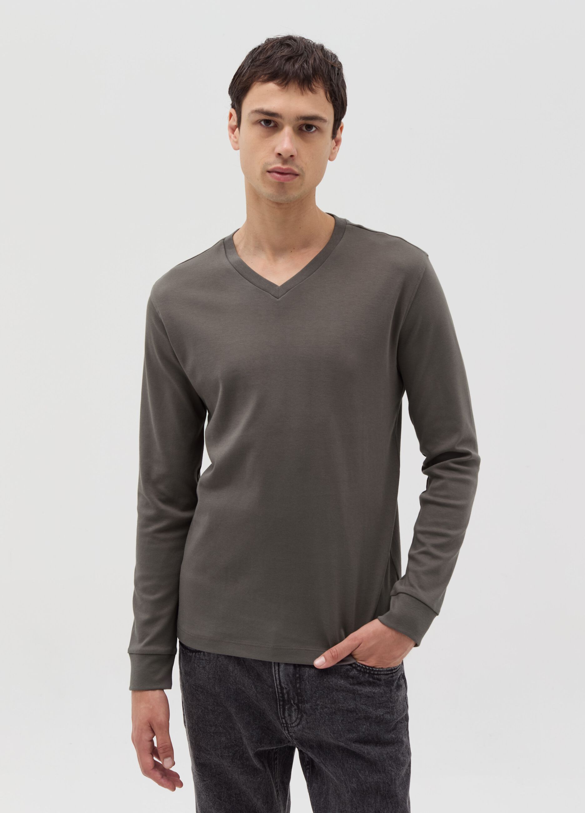 Long-sleeved T-shirt with V neck