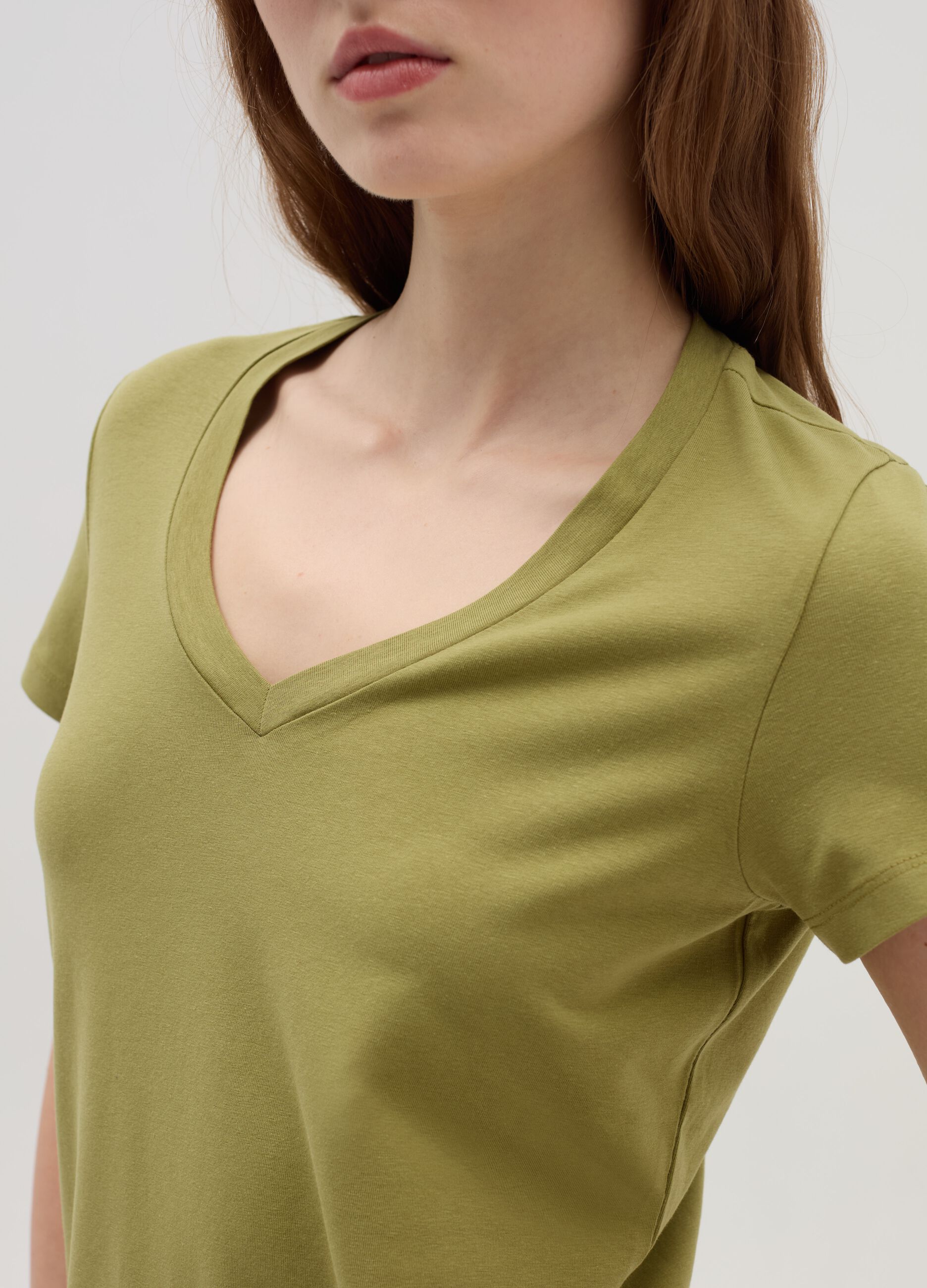 Solid colour T-shirt with V neck