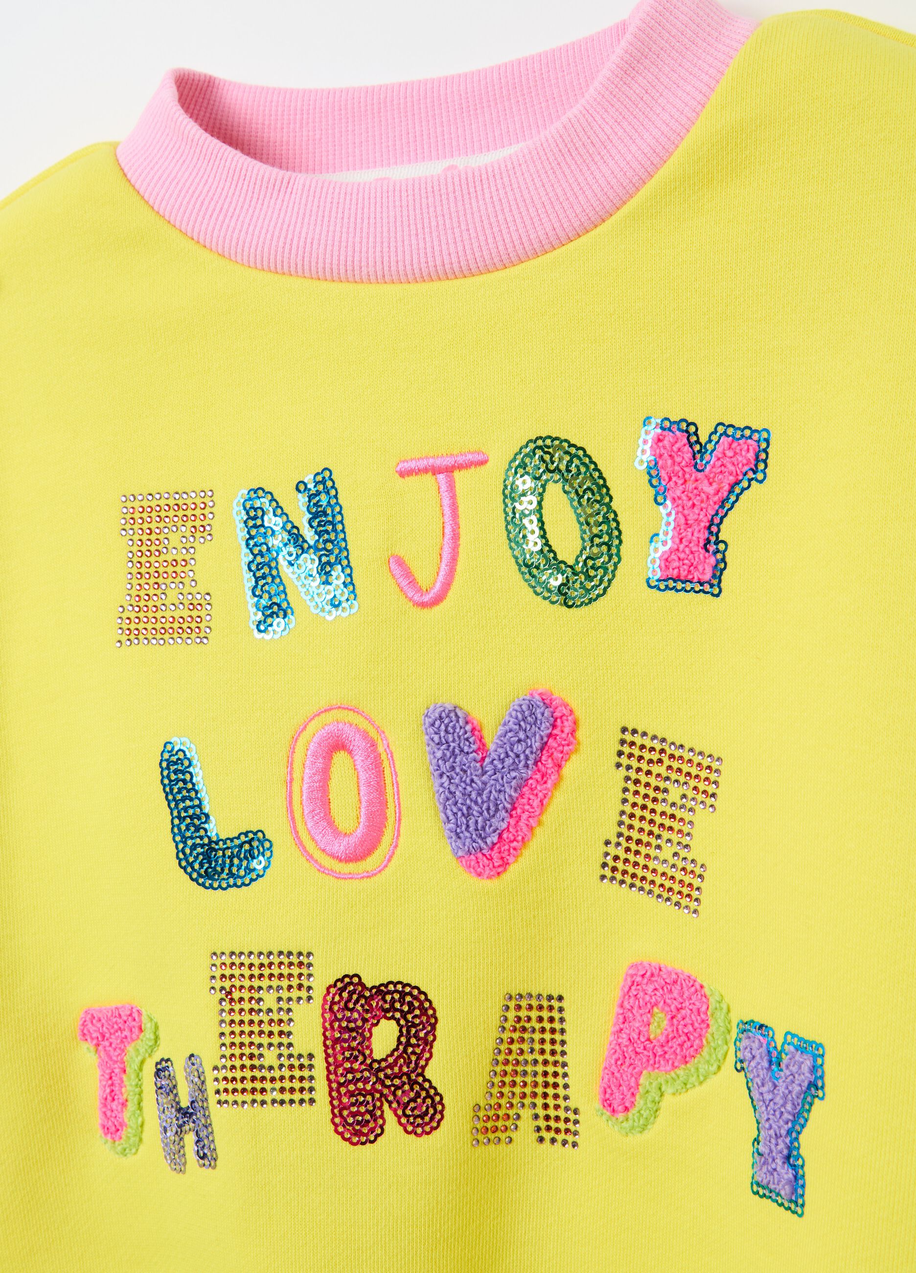 Sweatshirt with lettering application