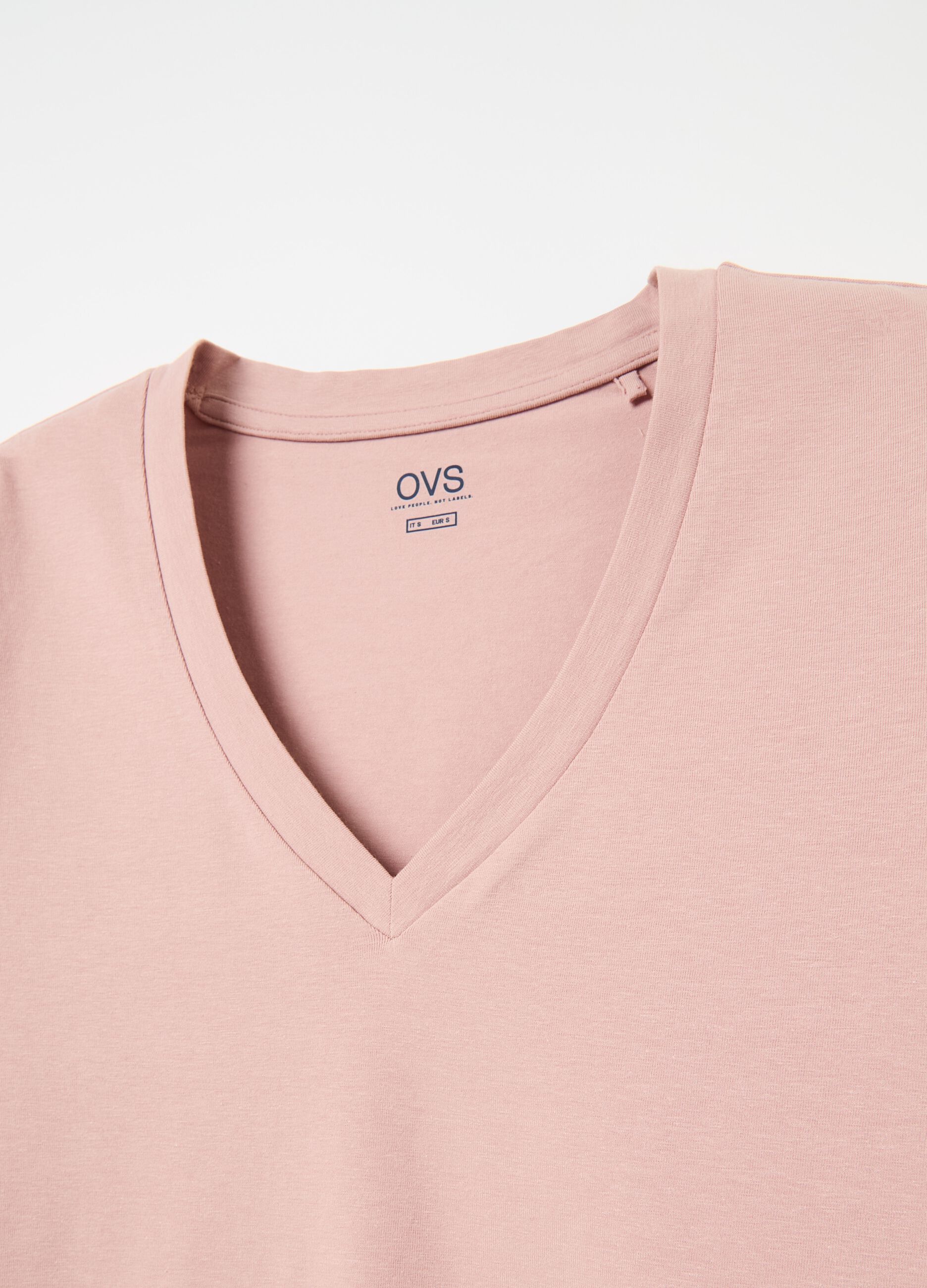 Solid colour T-shirt with V neck