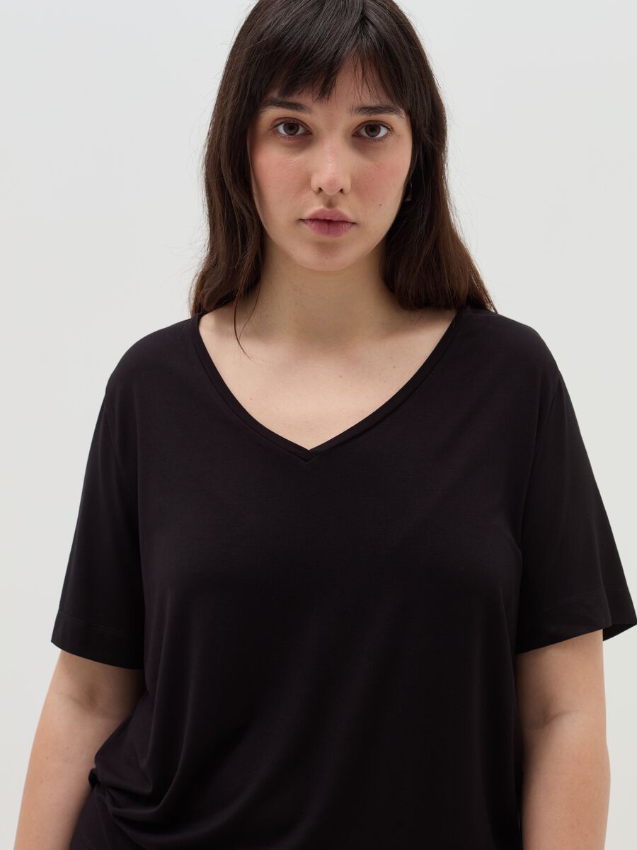 Curvy V-neck T-shirt_1