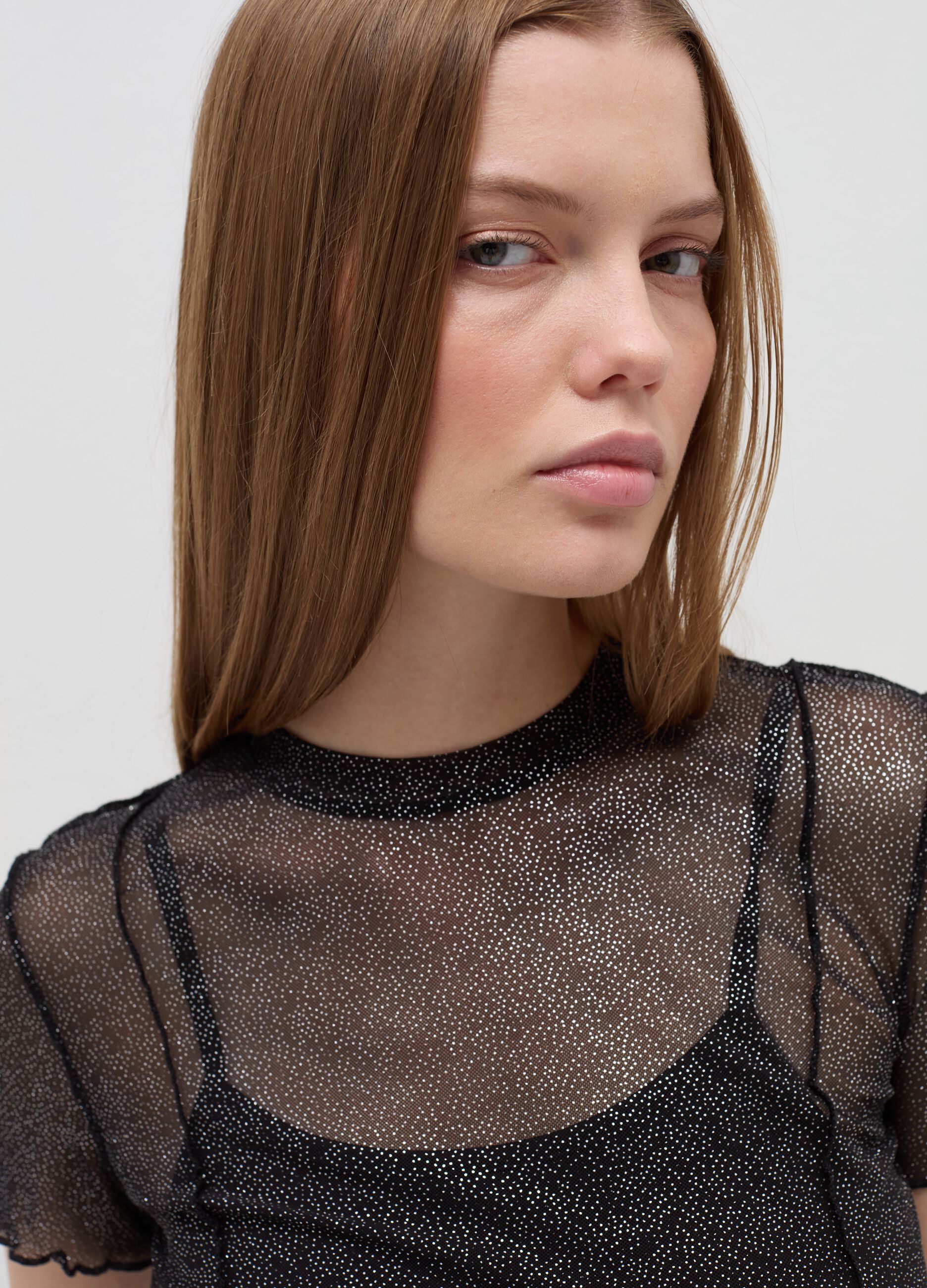 Crop T-shirt in mesh with wavy edging