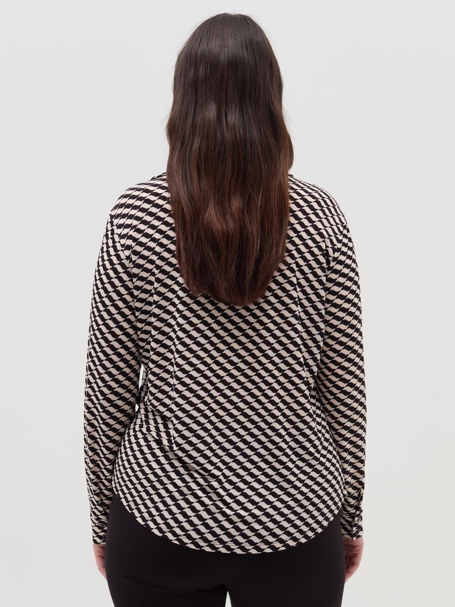 Curvy shirt with optical pattern_3